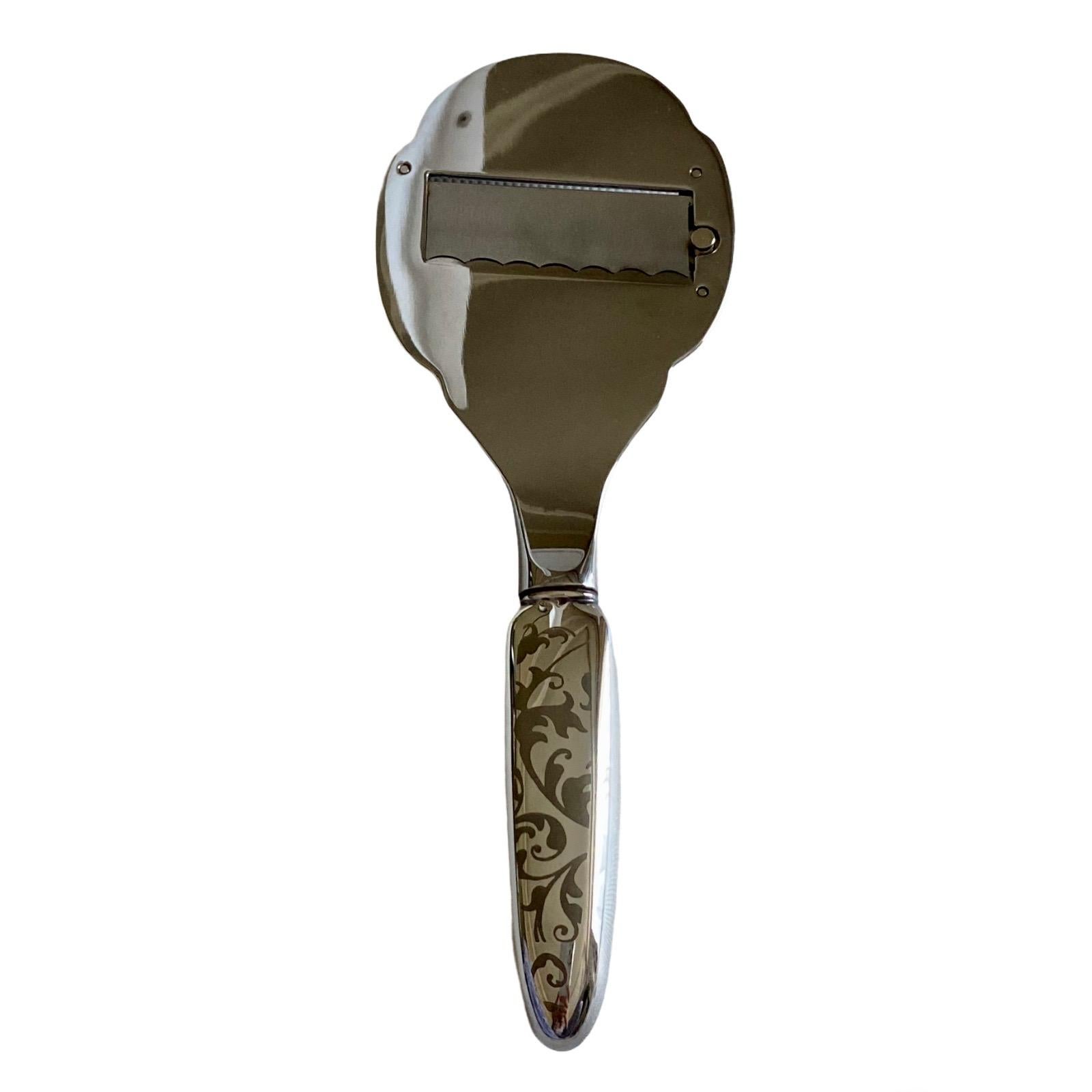 Beautiful set of truffle slicer & bottle opener by
De Grisogono by Fawaz Gruosi
In the signature design
Discreetly marked with „De Grisogono Geneve“
Handle in sterling silver with stainless steel top
Comes in original box