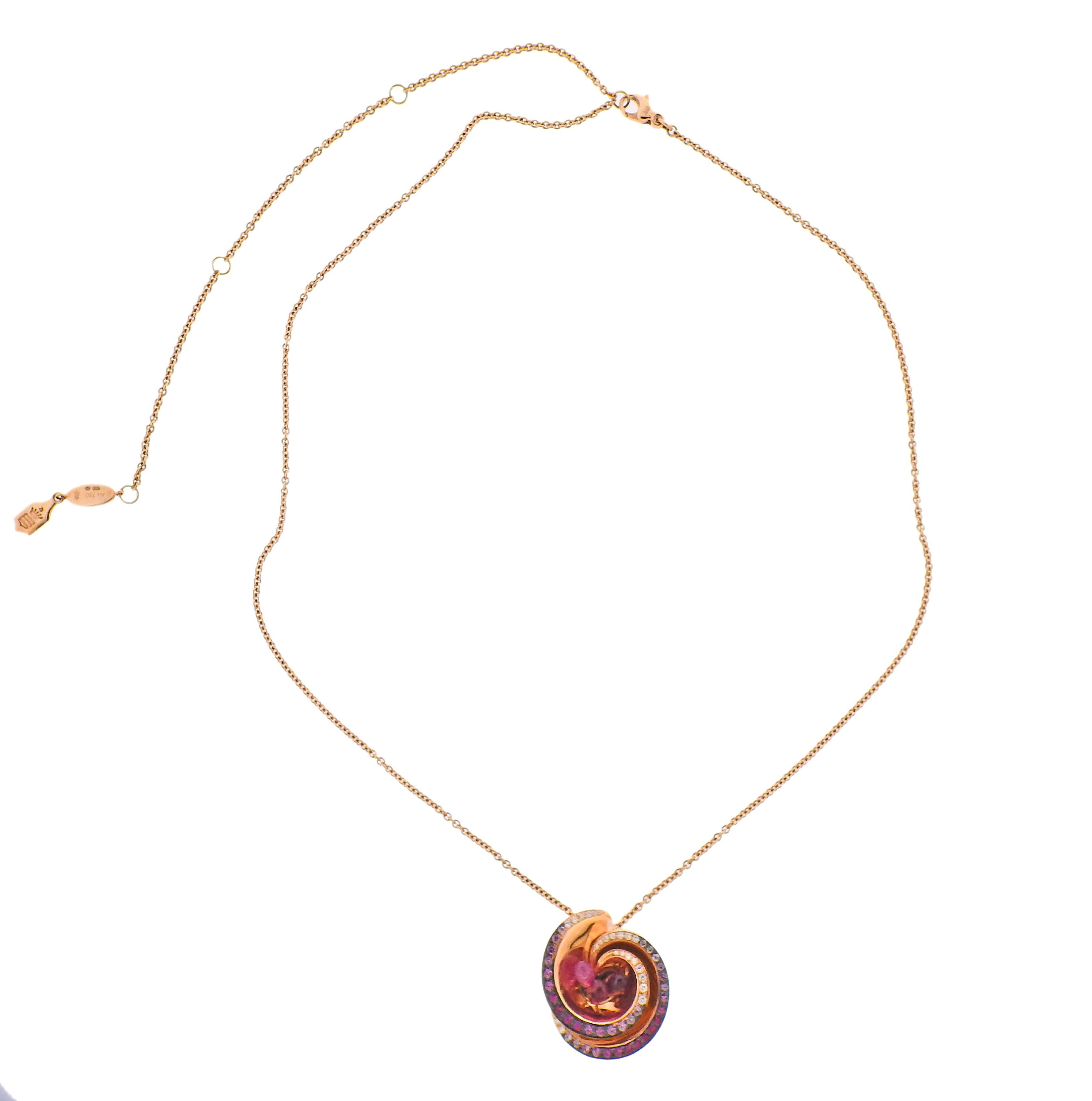 Nuevo collar colgante de oro rosa de 18 quilates de De GRISOGONO. Engastada con 1,00 quilate de briolettes de rubelita, 0,60 quilate de briolettes de zafiro rosa, 0,35 quilate de zafiros rosas y 0,20 quilate de diamantes VS/G. El collar es ajustable