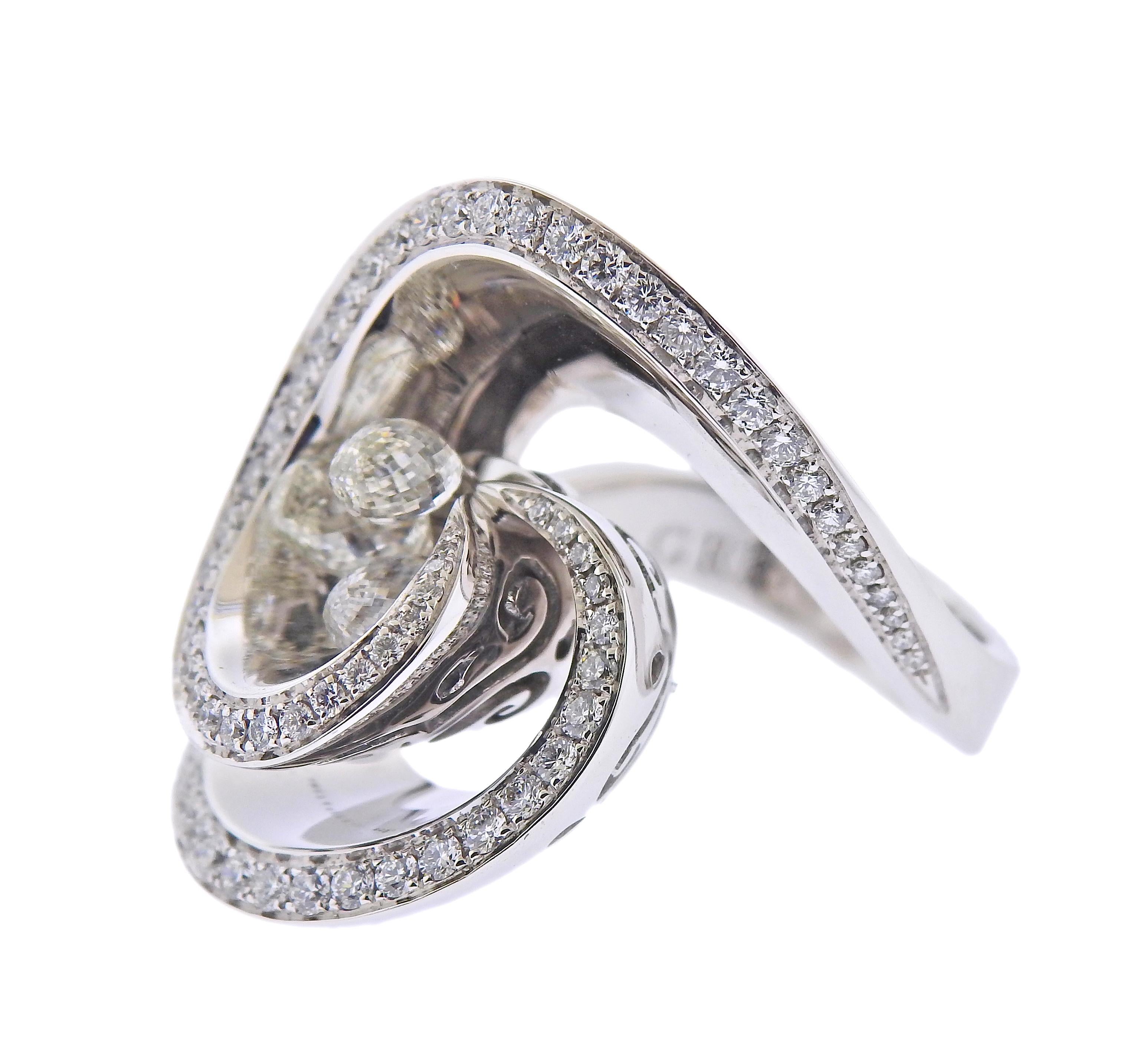 Brandneuer Ring aus 18 Karat Weißgold von De Grisogono. Set mit insgesamt 2,35ctw VVS F/G Diamanten, drei Briolette Schliffe sind 1,50ctw, & Runde Diamanten sind 0,85ctw. Ringgröße - 7 1/4 (55) , Ringspitze - 25 mm breit. Gezeichnet - de Grisogono,