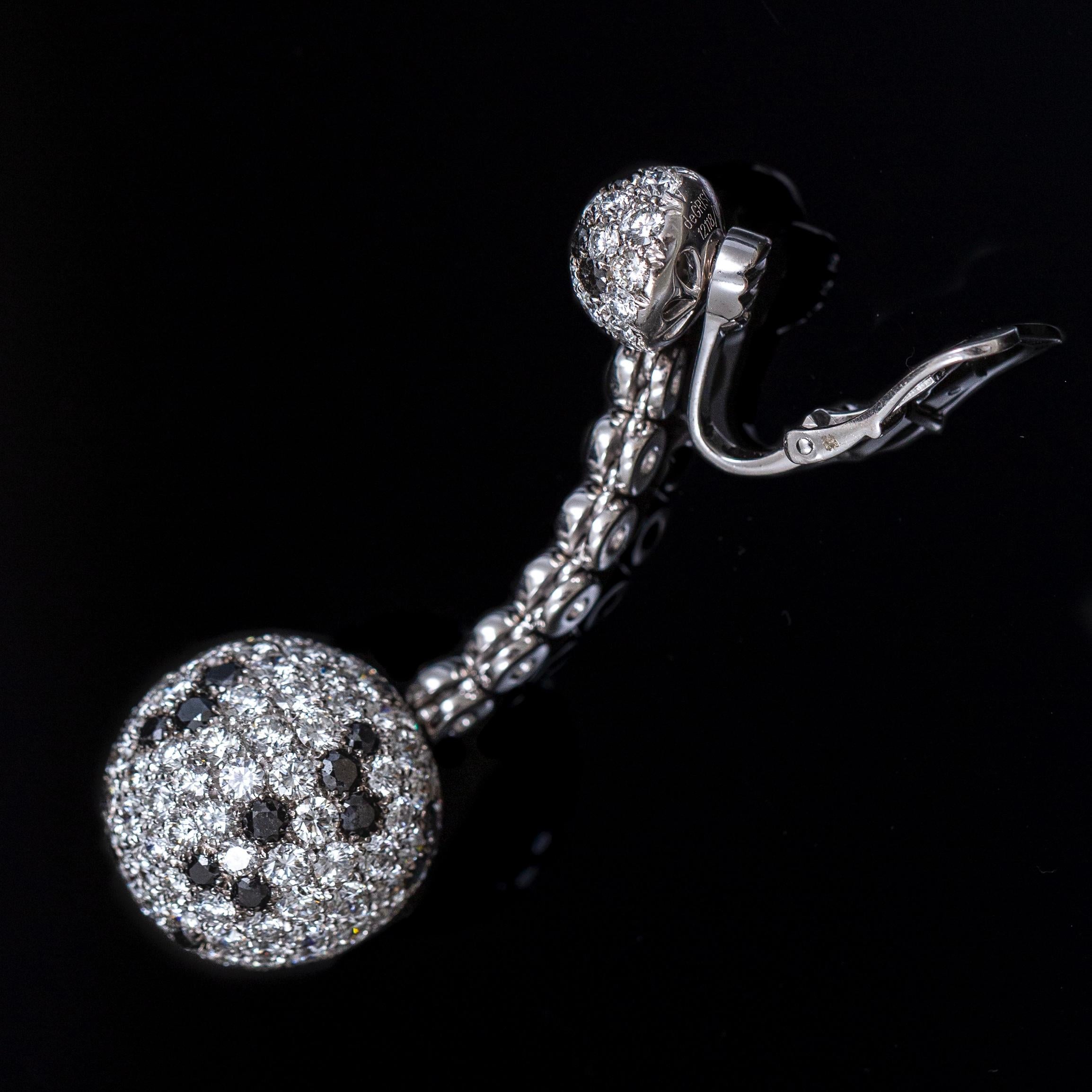 Round Cut de GRISOGONO Colorless Black Diamond Boule Ball Drop Pendant Earrings White Gold For Sale