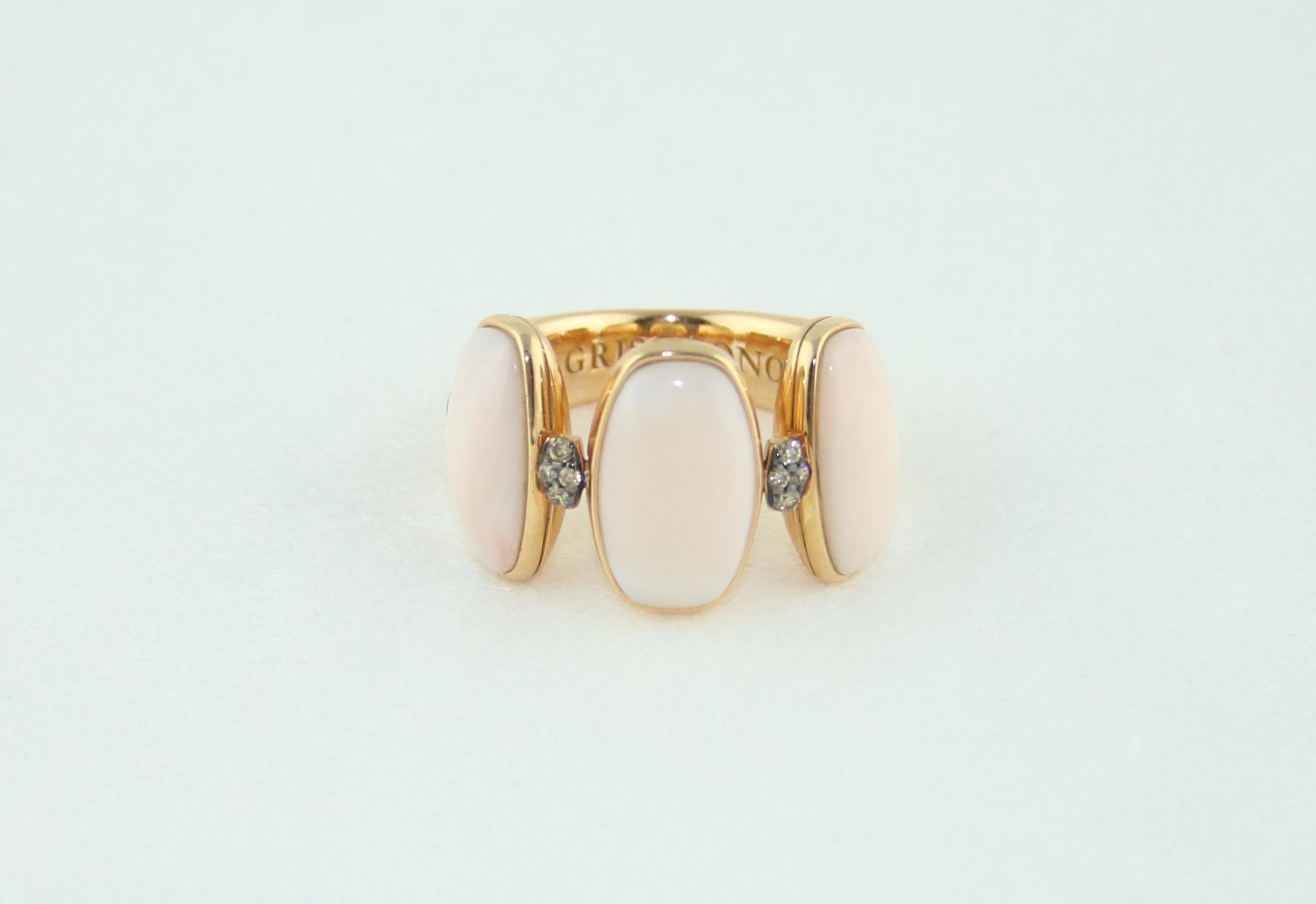 Goldring mit Koralle und Diamant von de Grisogono (Rundschliff)