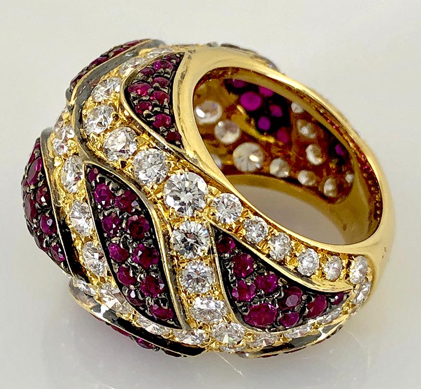 Ein prächtiger Ring aus 18-karätigem Gelbgold von De Grisogono im exquisiten Bomben-Design, durchgehend besetzt mit einer Fülle hochwertiger Diamanten von ca. 5 Karat und glänzenden Rubinen von ca. 4,10 Karat.

Signiert De Grisogono.