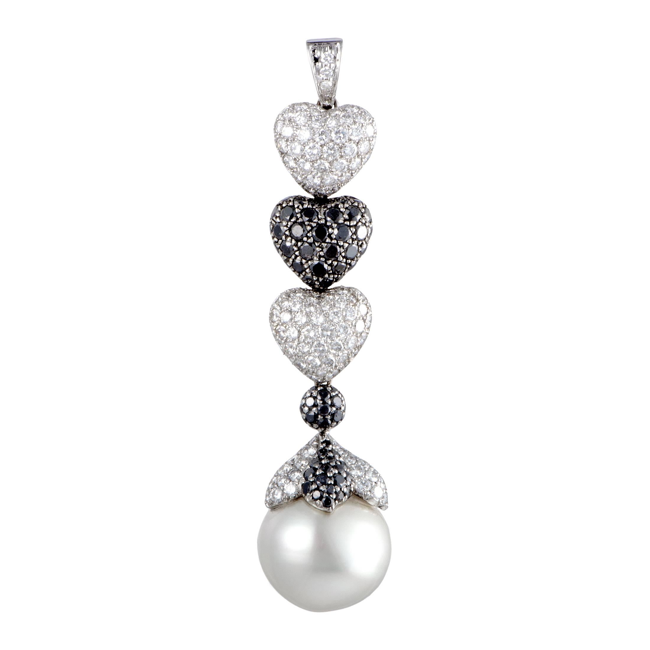 This stellar jewelry set is beautifully crafted by de Grisogono in shimmering 18K white gold. It includes a gorgeous pendant with three layers of hearts, embellished in dazzling white diamonds, classy black diamonds, and an elegant 19.33 mm pearl at