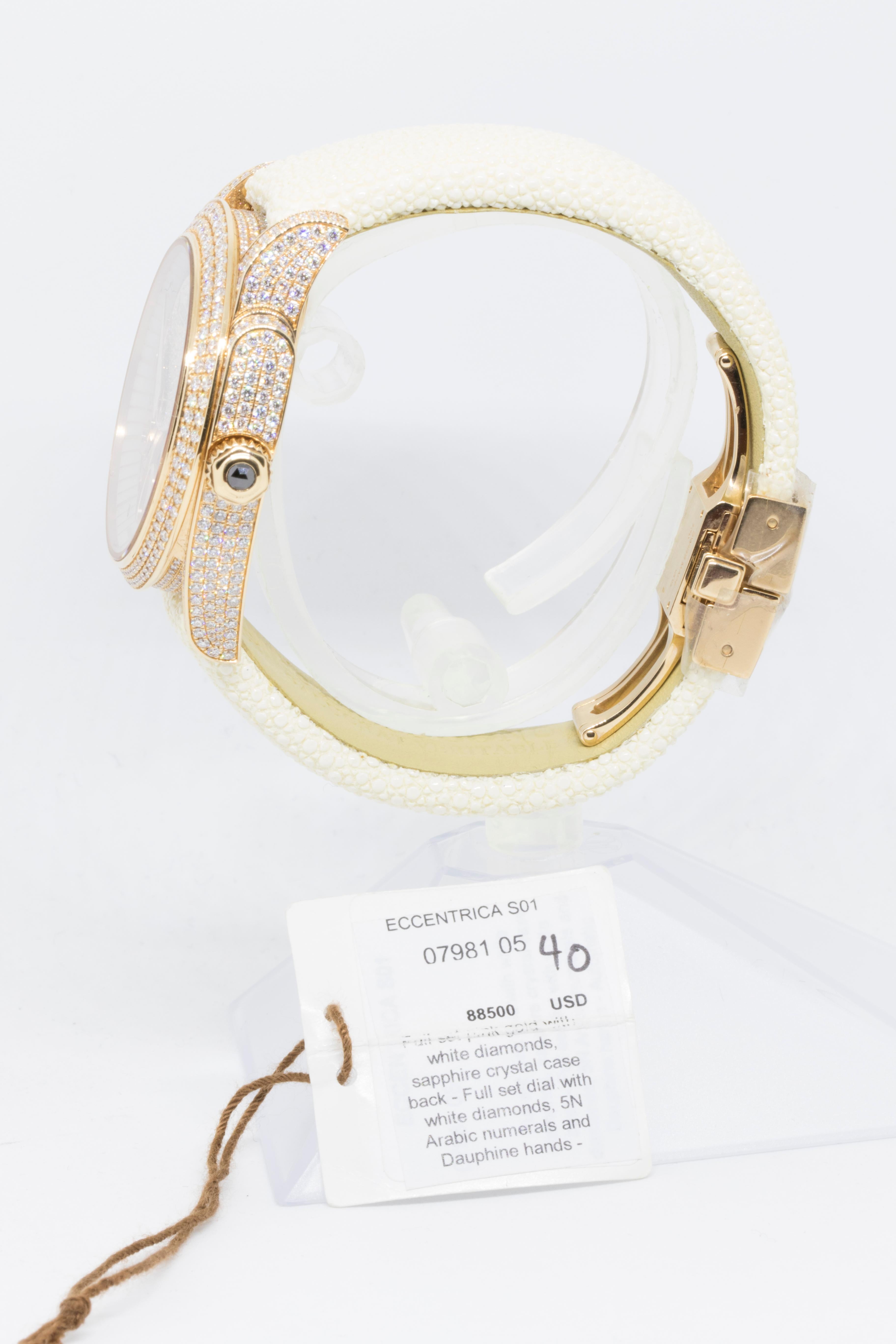 de GRISOGONO Eccentrica S01 Eccentrica
Die 2017 neu eingeführte Damenuhrenkollektion Eccentrica von De Grisogono ist ein extravagantes Meisterwerk der Haute Joaillerie, das die Zeit auf eine andere Art wahrnimmt.
- •	Gehäuse: Roségold, besetzt mit