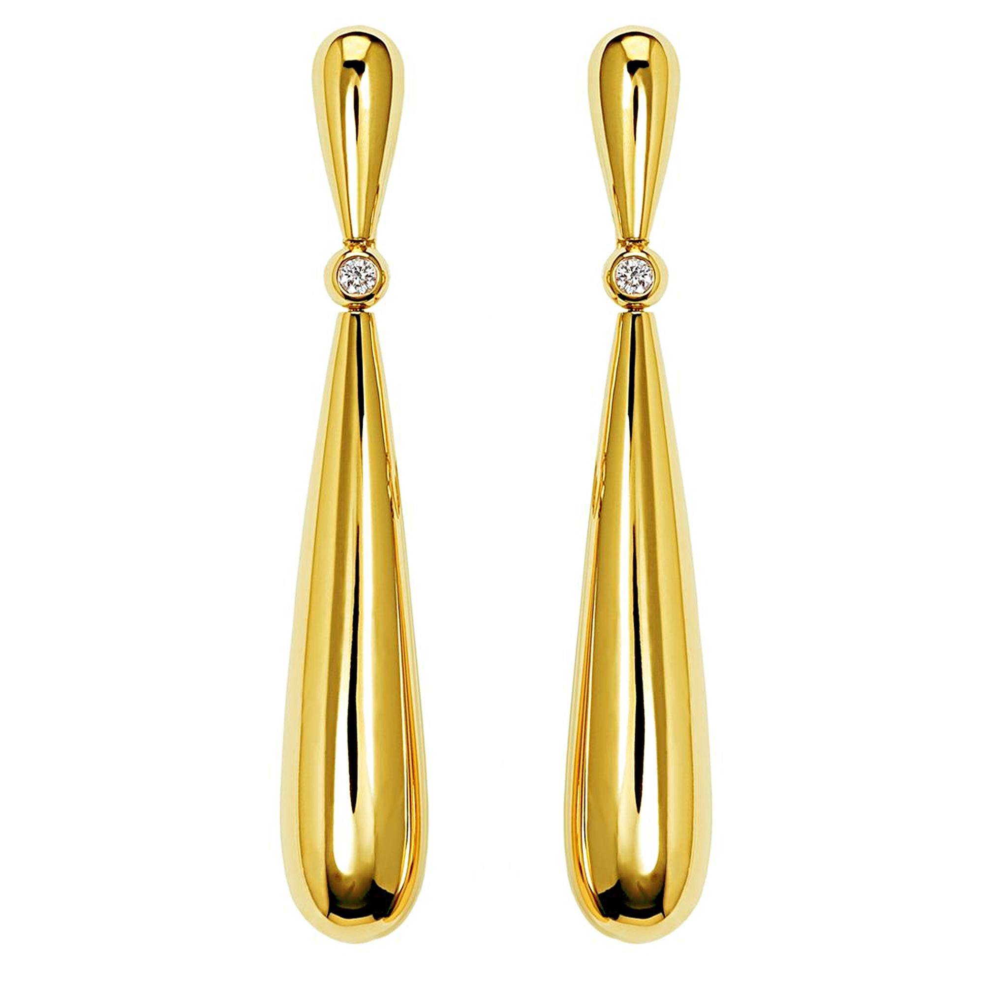 The De Grisogono Gocce earrings are a masterful display of craftsmanship and luxurious design, perfectly embodying the brand's commitment to elegance and opulence. Crafted from 18k yellow gold, these earrings present a sophisticated silhouette that