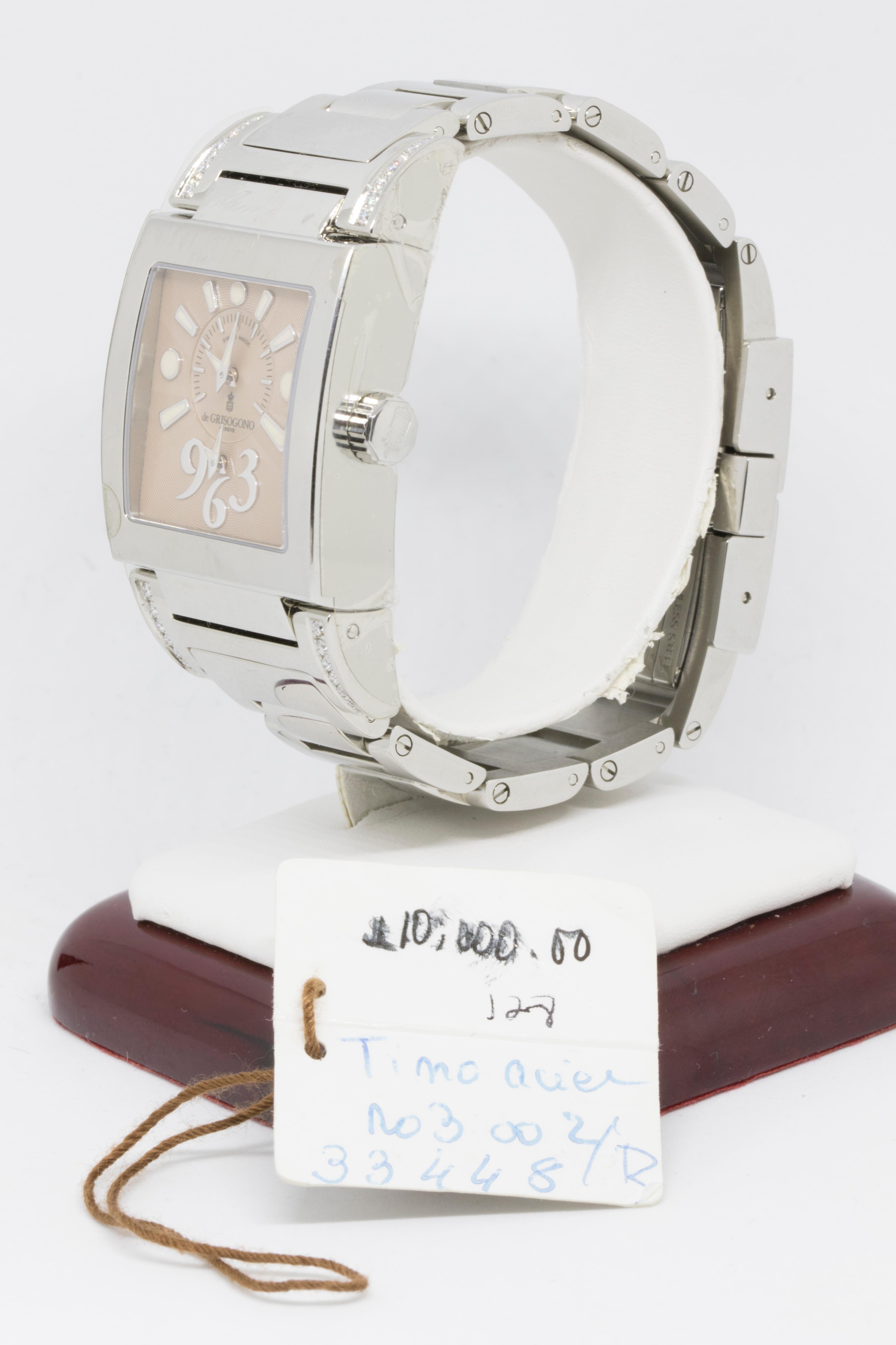 Modèle : TINO ACIER N06/Saumon 
Boîtier : Steele 
Taille du boîtier : 27,5 x 50 mm 
Mouvement : Quartz 
Cadran : Cadran saumon 
Bracelet : Bracelet en acier 

