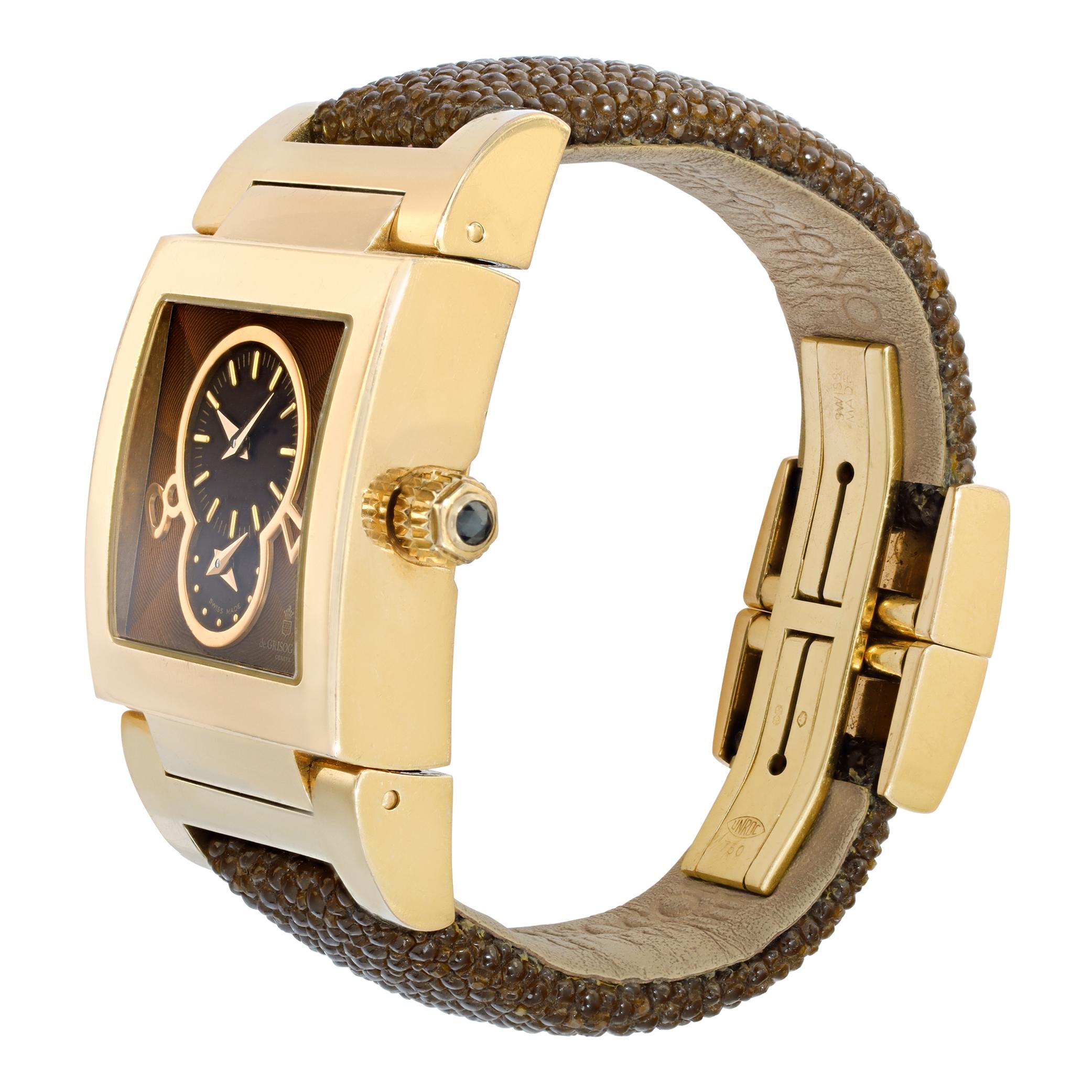 De Grisogono Instrumentino aus 18 Karat Roségold an einem braunen Rochenarmband mit einer De Grisogono Faltschließe aus 18 Karat Roségold. Automatik mit Dualzeit. Das Gehäuse ist 49 mm lang (von Ansatz zu Ansatz) und 29 mm breit. Mit Schachtel.