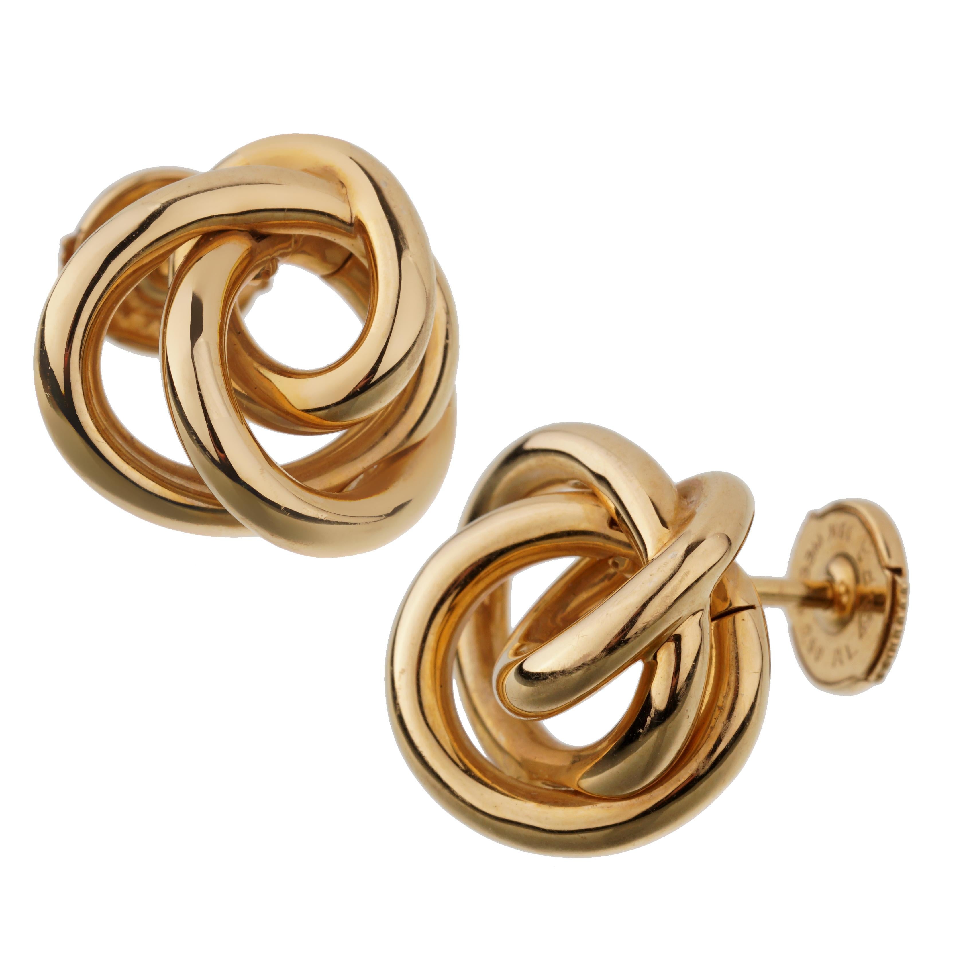 A fabulous earring by De Grisogono showcasing a love knot in 18k rose gold, The earrings feature safety backing enclosures for a timeless pair of everyday earrings.
The earrings measure .62