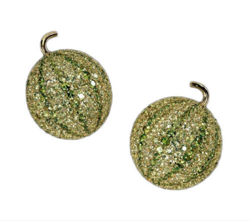 De Grisogono Melon Earrings De Grisogono, die weltberühmte Schmuckmarke, die für ihre kreativen und ausdrucksstarken Konzepte und die ungewöhnliche Verwendung verschiedener Edelsteine bekannt ist, präsentiert ihre appetitliche und funkelnde Fruit