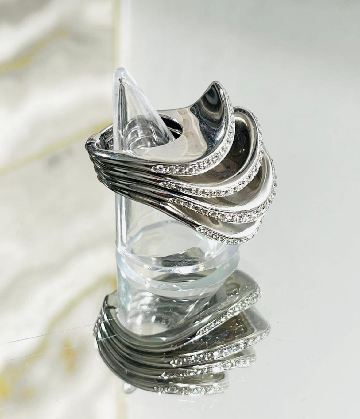 De Grisogono 'Onde' Ring aus 18 Karat Weißgold mit Diamanten im Brillantschliff im Zustand „Hervorragend“ im Angebot in London, GB