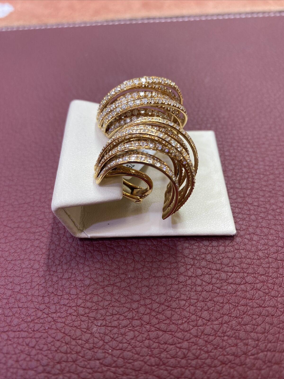 de GRISOGONO Pink Gold 376 White Diamond Earrings.


Pink Gold: 27 grams


376 White Diamonds : 7.75 cts