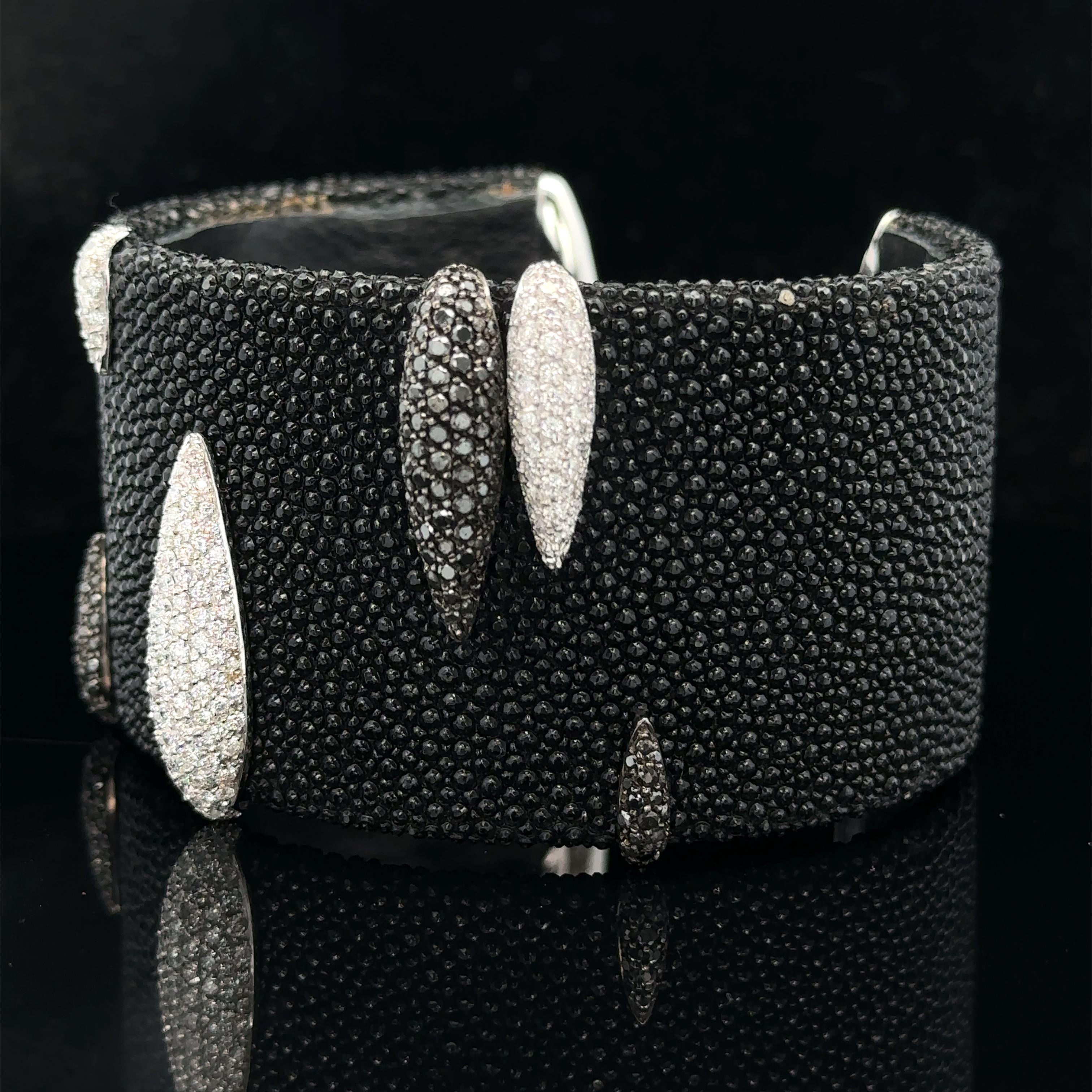 De GRISOGONO Polsino in pelle di razza con diamanti bianchi e neri in oro 18 carati in vendita 6