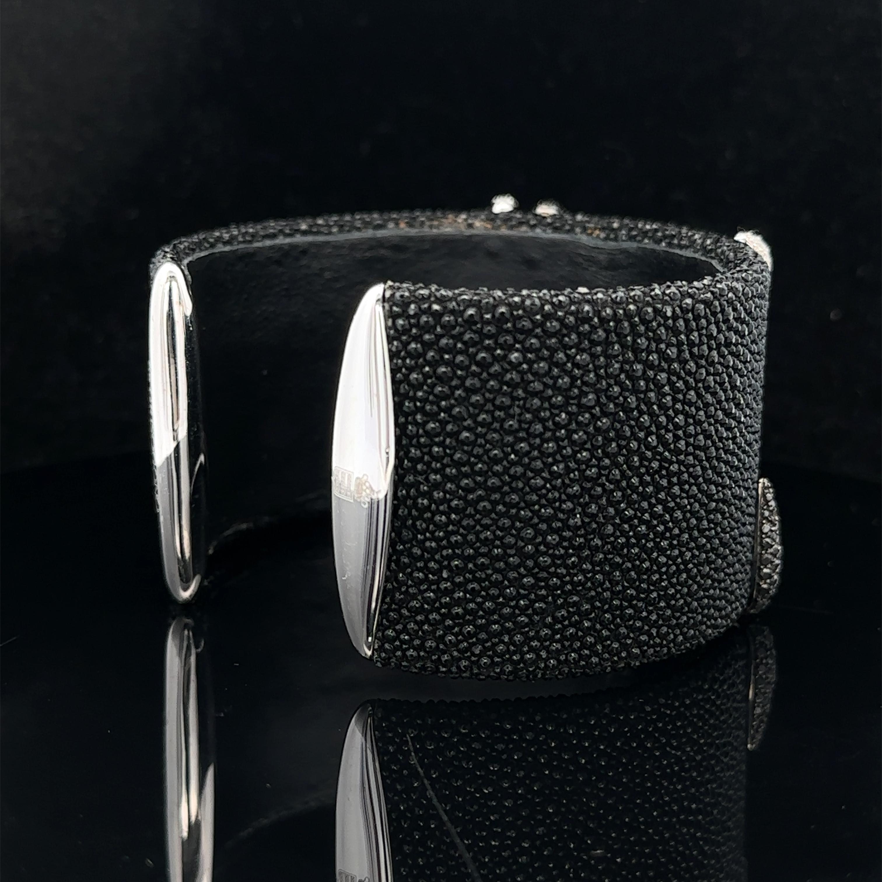 De GRISOGONO Polsino in pelle di razza con diamanti bianchi e neri in oro 18 carati in vendita 9