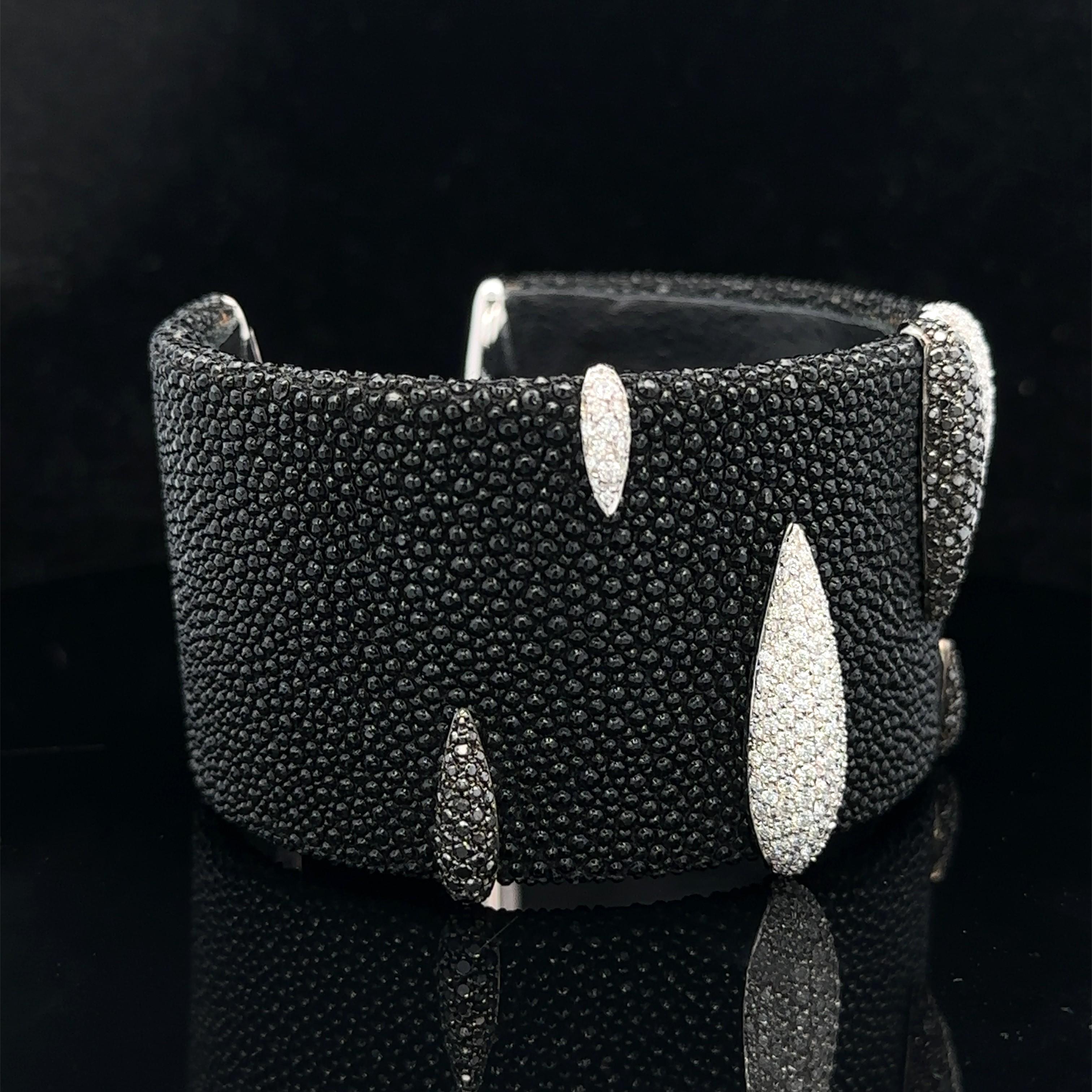 De GRISOGONO Polsino in pelle di razza con diamanti bianchi e neri in oro 18 carati in vendita 10