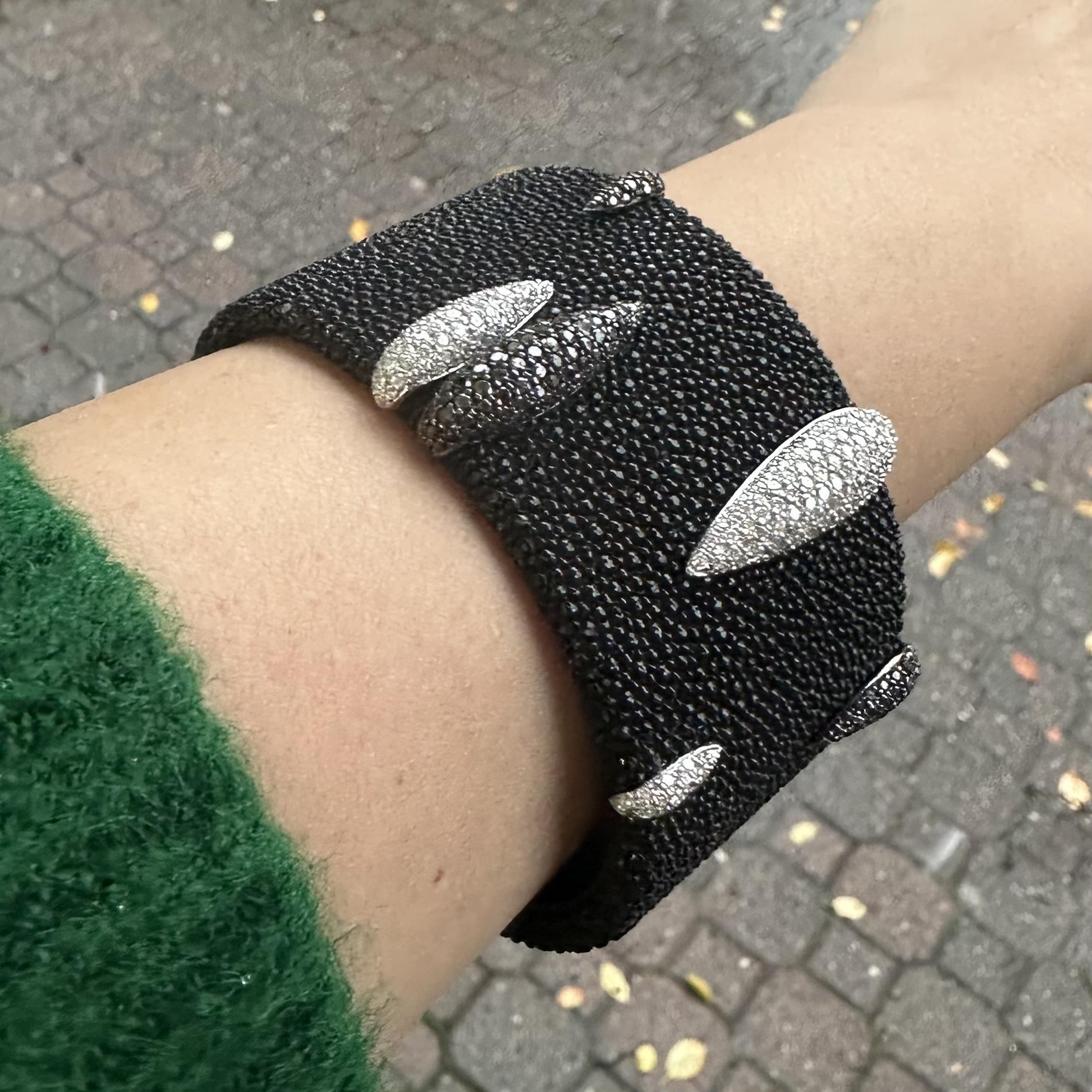De GRISOGONO Polsino in pelle di razza con diamanti bianchi e neri in oro 18 carati in vendita 11