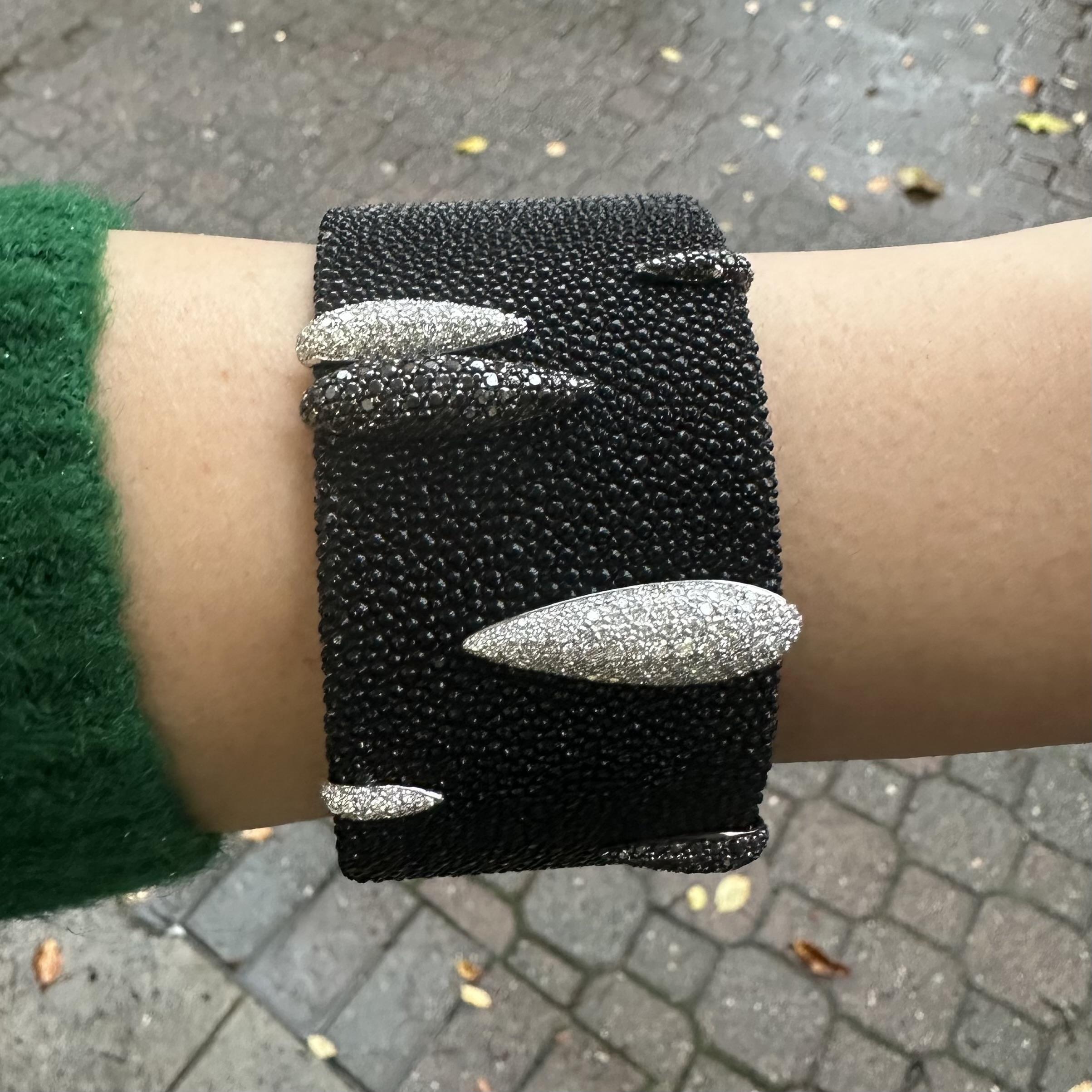 De GRISOGONO Polsino in pelle di razza con diamanti bianchi e neri in oro 18 carati in vendita 13