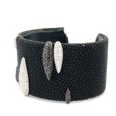 De GRISOGONO Manchette en cuir de galuchat et or 18k avec diamants noirs et blancs