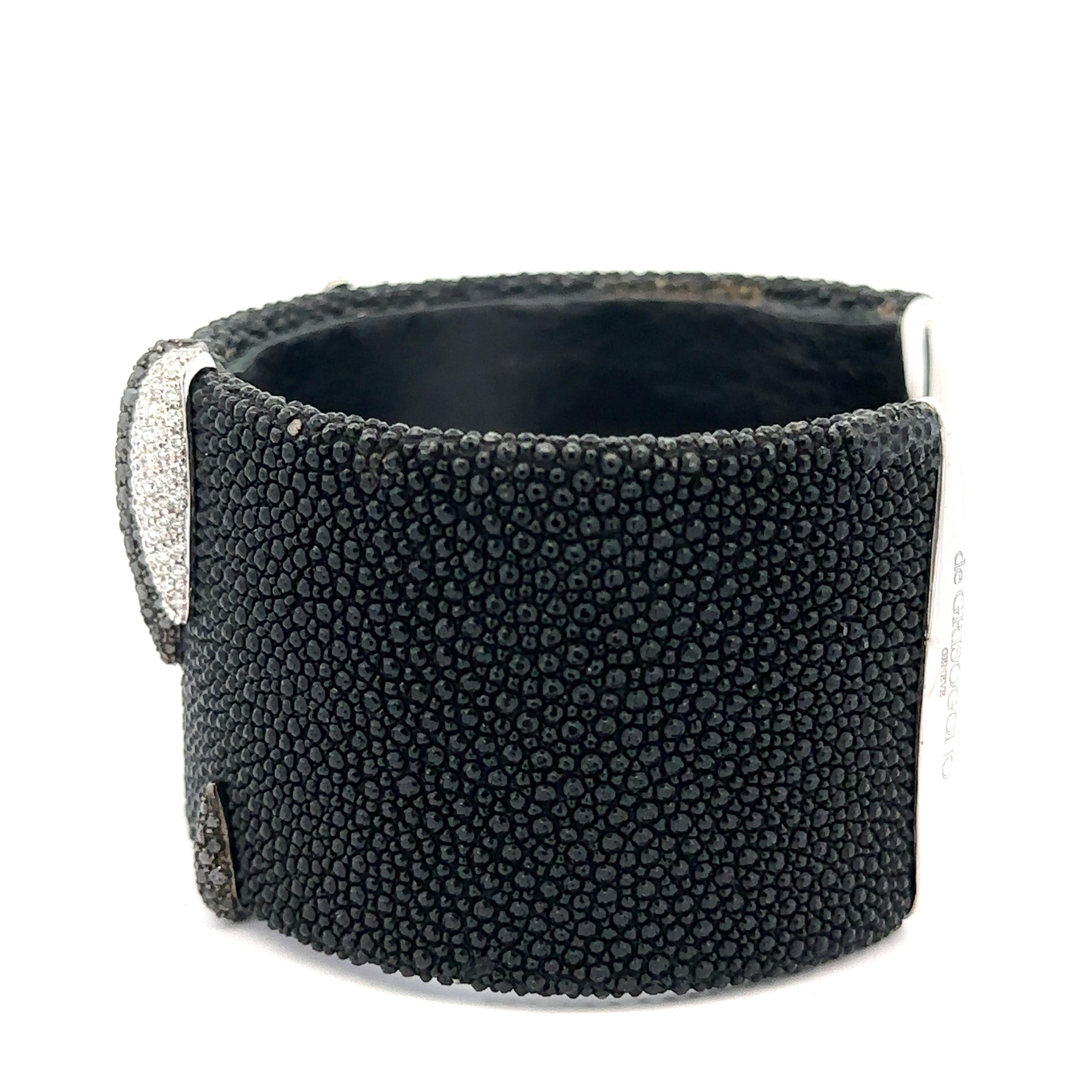 Taglio brillante De GRISOGONO Polsino in pelle di razza con diamanti bianchi e neri in oro 18 carati in vendita