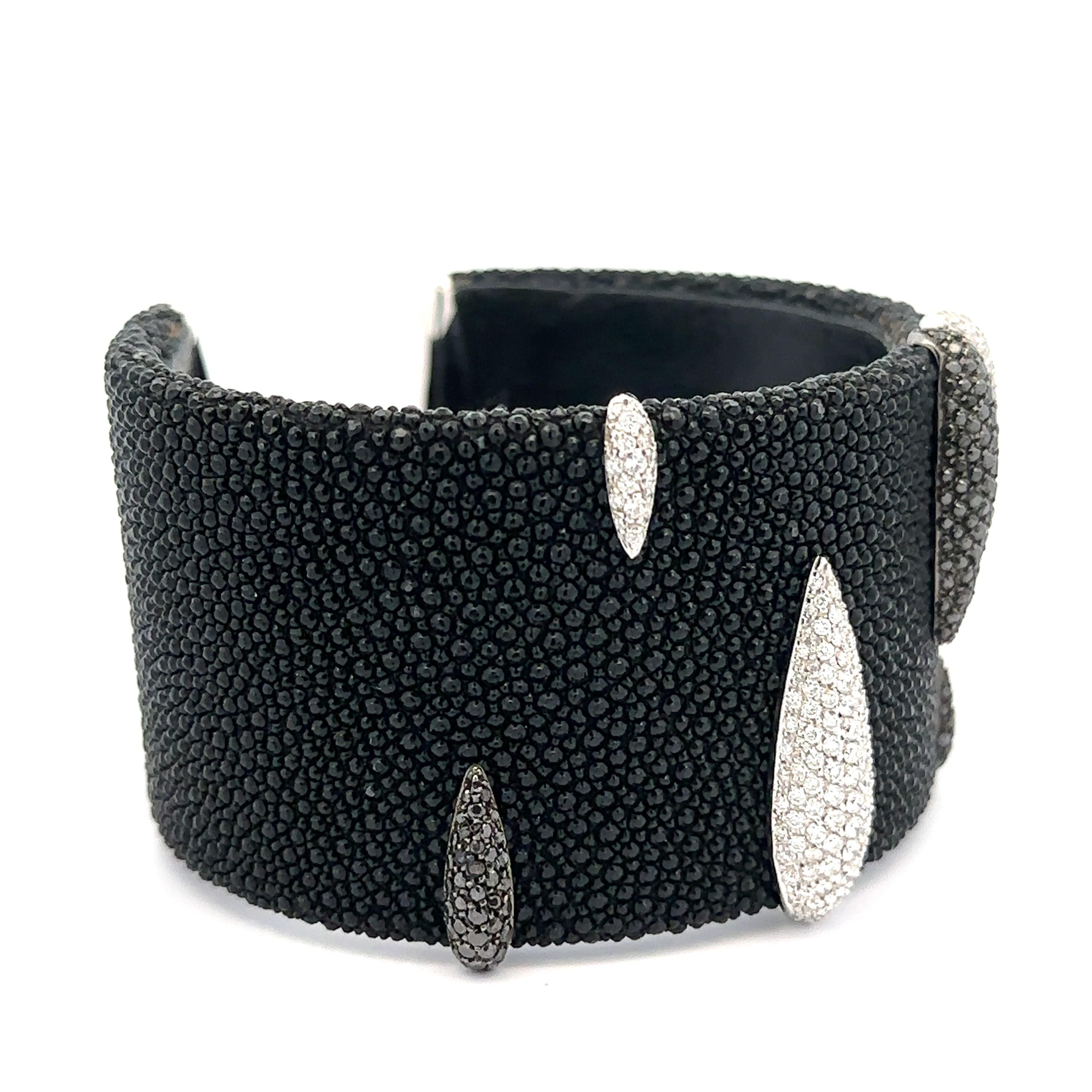 De GRISOGONO Polsino in pelle di razza con diamanti bianchi e neri in oro 18 carati in vendita 1