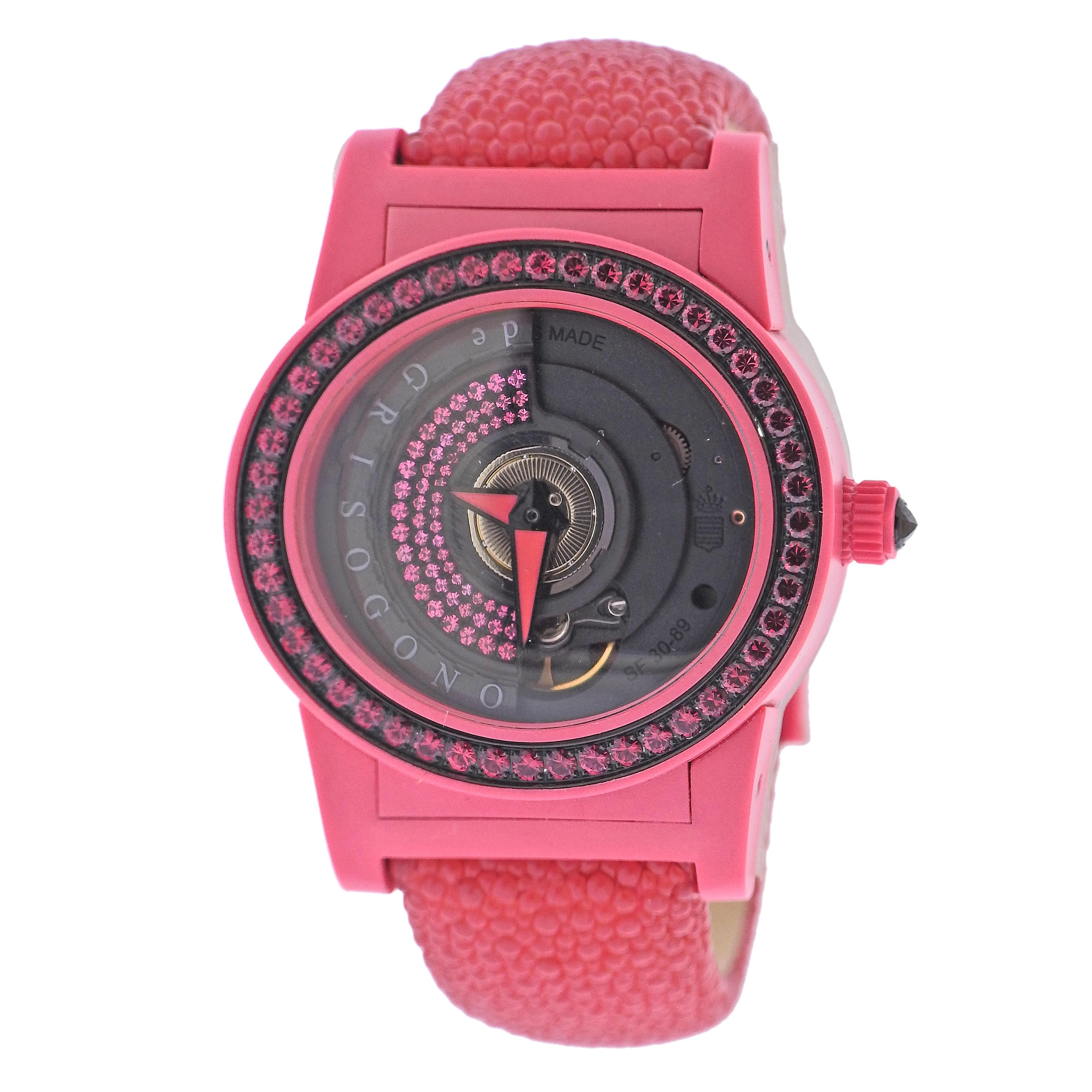 Neu mit Etikett de Grisogono Tondo by Night Uhr, mit korallenrotem Fiberglasgehäuse, rotem Galuchatlederarmband und Faltschließe. Gehäuse mit Rubinen verziert. Automatisches Uhrwerk. Kommt mit Box und Papieren. Gehäuse - 38 mm exkl. Krone x 47 mm,