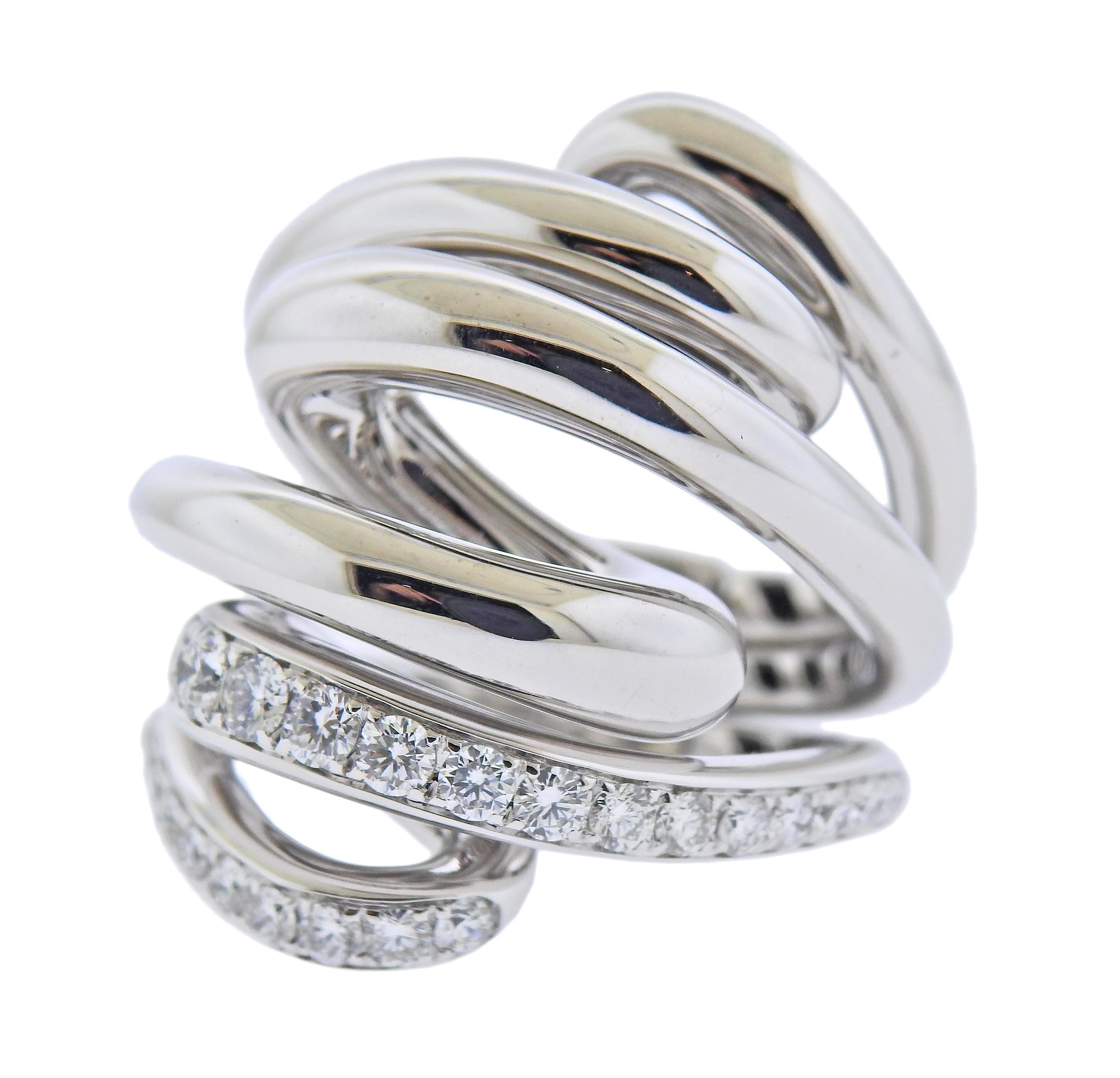 Brandneuer Ring aus 18 Karat Weißgold von De Grisogono. Besetzt mit 1::45 ct. in VVS F/G Diamanten. Ringgröße - 6 3/4 (53) :: Ringspitze - 32mm in der Länge. Markiert -de Grisogono:: Au750:: Seriennummer. Gewicht 31::4 Gramm. Ring kommt mit COA::