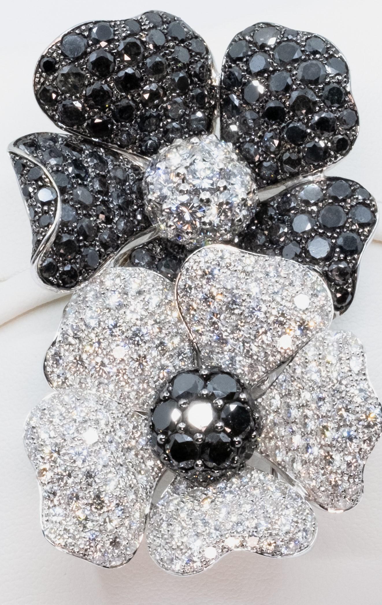 DE GRISOGONO WHITE GOLD BLACK DIAMOND FLOWER BROOCH
•	White Gold 25.5 grams
•	211 White Diamonds 10.2ct
•	143 Black Diamonds 13.4ct

