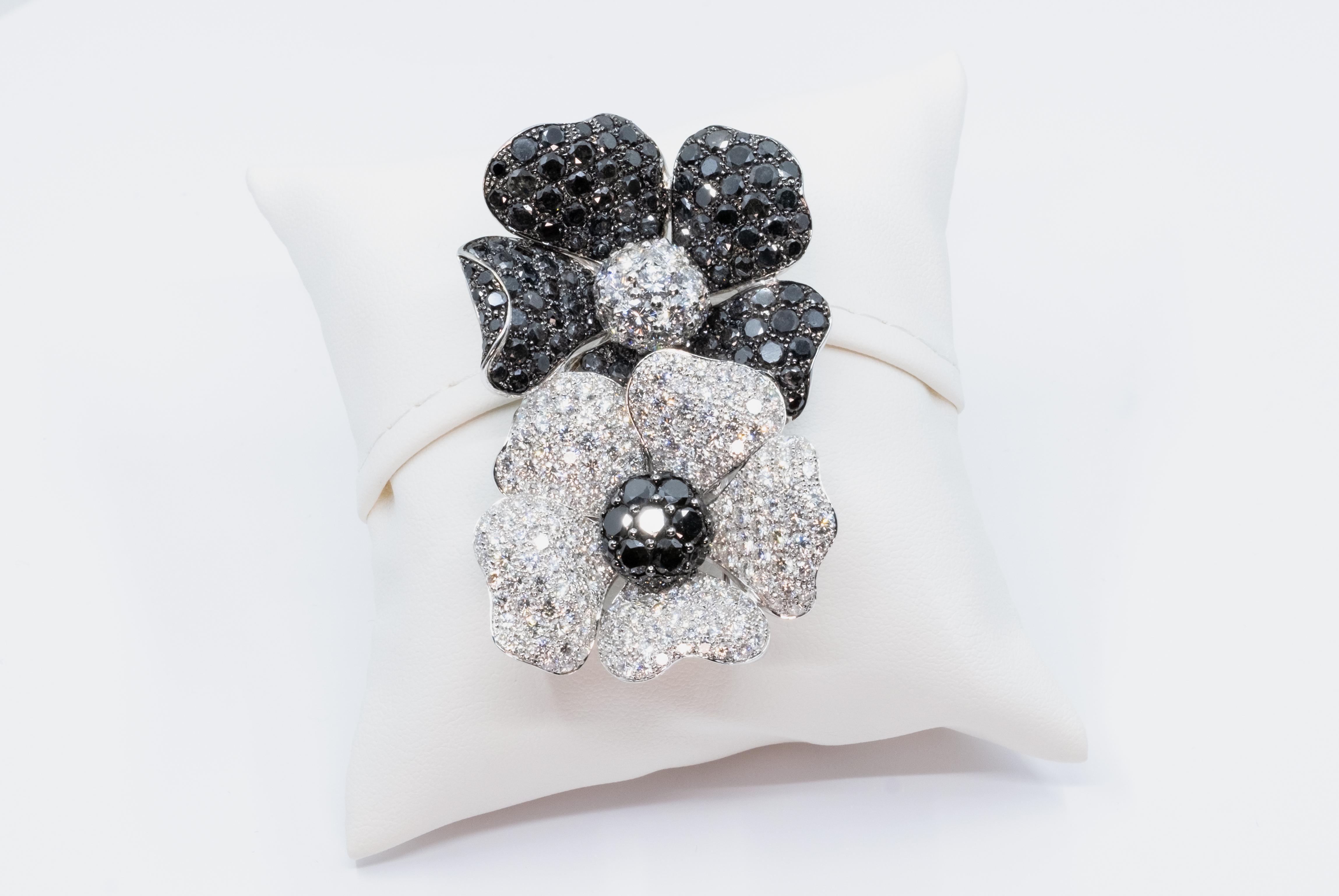 de GRISOGONO White Gold Black Diamond Flower Brooch In New Condition For Sale In New York, NY
