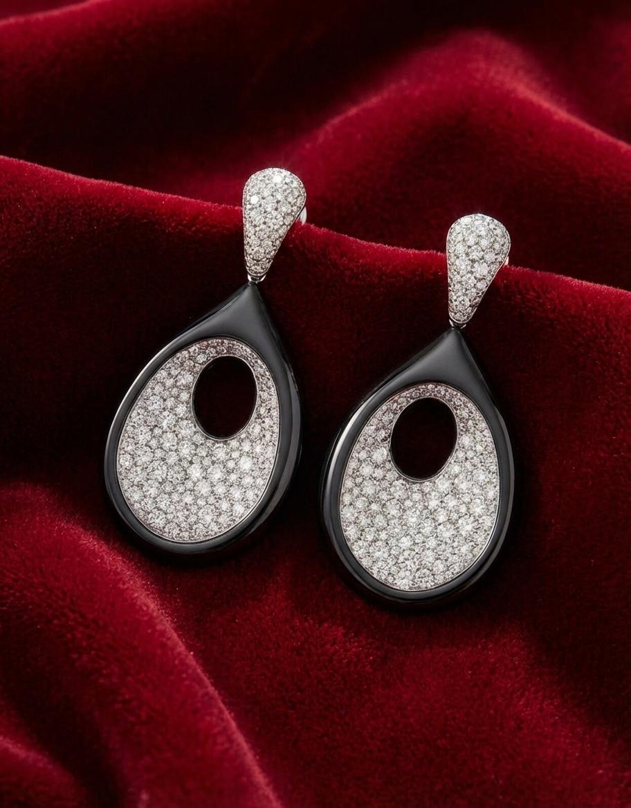 Ces spectaculaires boucles d'oreilles De Grisogono en diamant incarnent l'élégance contemporaine et audacieuse qui fait la renommée de la Maison. Réalisé en luxueux or blanc 18 carats, le design présente la combinaison signature de De Grisogono