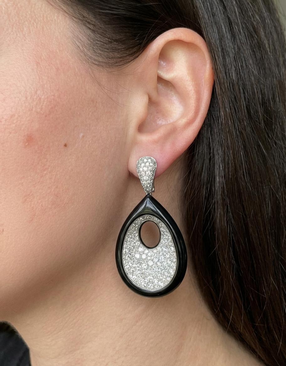 Contemporain De GRISOGONO - Boucles d'oreilles pendantes en or blanc, diamants pavés, 12,25 carats en vente