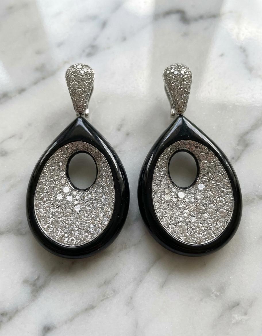 De GRISOGONO - Boucles d'oreilles pendantes en or blanc, diamants pavés, 12,25 carats Excellent état - En vente à Chicago, IL