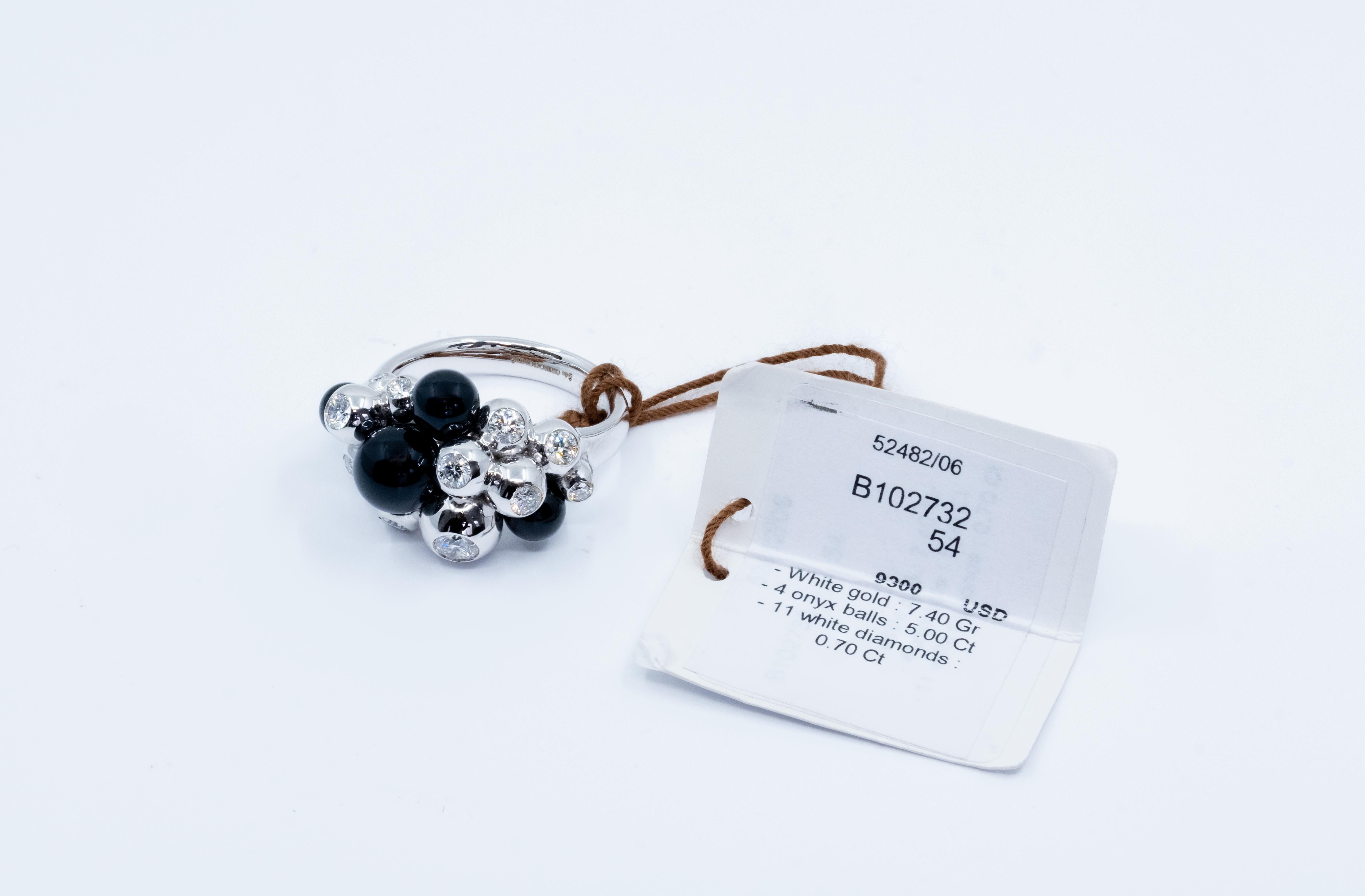 de GRISOGONO Bague Ball and Ball en or blanc et onyx
•	Or blanc 7.40 Grammes
•	4 boules d'onyx 5,00 ct
•	11 diamants blancs 0,70 ct
•	Taille 6.75