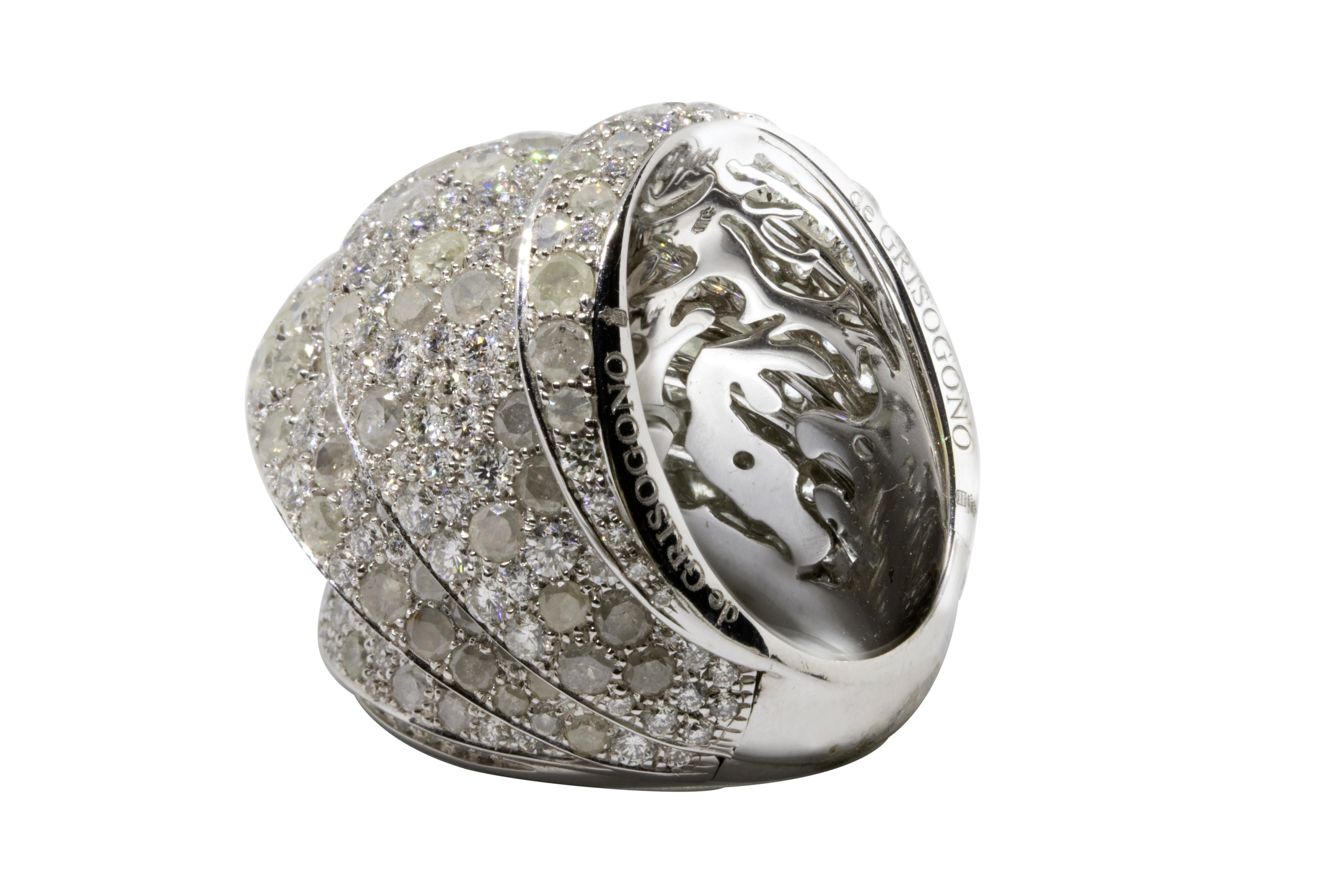 •	334 white diamonds: 6.23 ct
•	158 