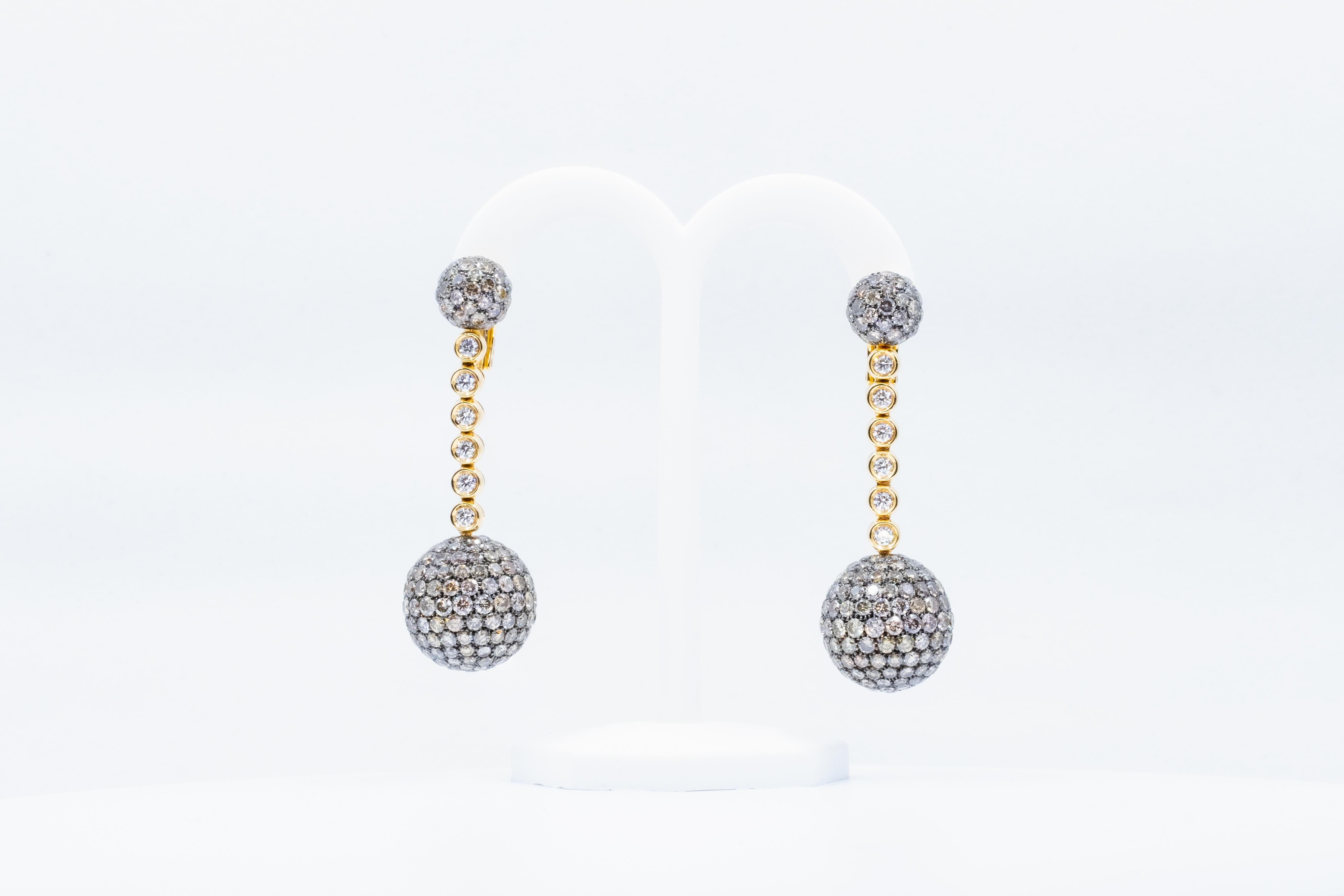 de GRISOGONO Yellow and White Gold Earrings In New Condition For Sale In New York, NY