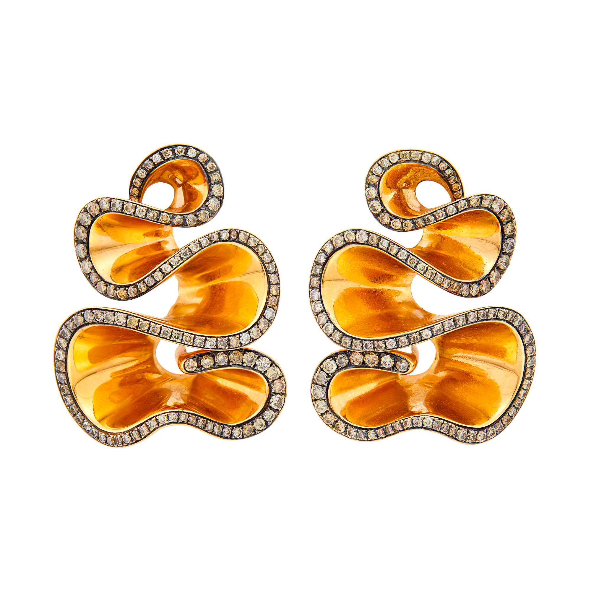 The Zigana Diamond Rose Gold Earrings are a stunning example of De Grisogono's creative vision and meticulous attention to detail. The earrings feature a unique serpentine silhouette, characterized by its fluid, undulating curves that create a sense