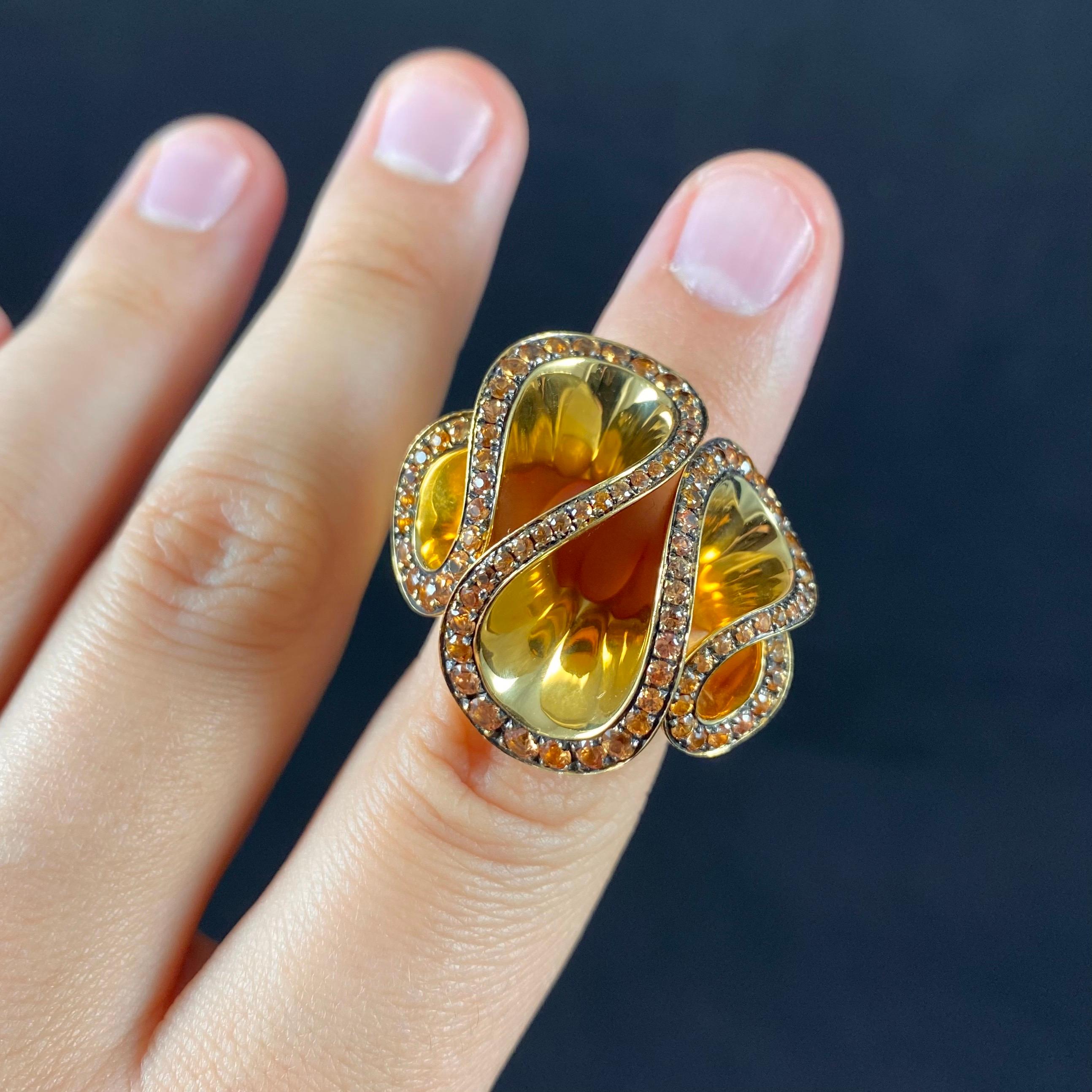 de GRISOGONO Zingana Round Yellow Sapphire Abstract Cocktail Ring Yellow Gold For Sale 2