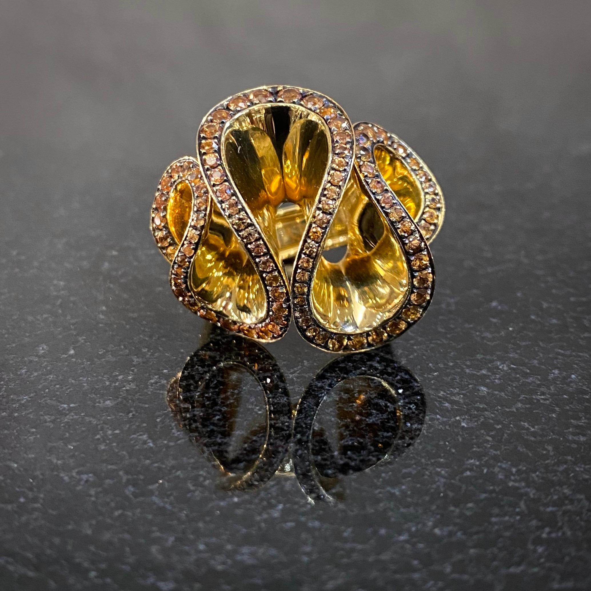de GRISOGONO Abstrakter Cocktailring mit rundem, farbenfrohem Saphir aus 18 Karat Gelbgold, um 2000. Dieser durchbrochene Ring aus der Collection'S Zingana in dreidimensionaler Schlangenform aus poliertem Gelbgold ist oben mit 88 gelben,