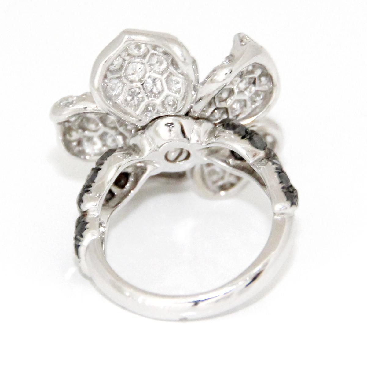 Women's or Men's De Grissogono Flower Diamond Ring 18K White Gold For Sale