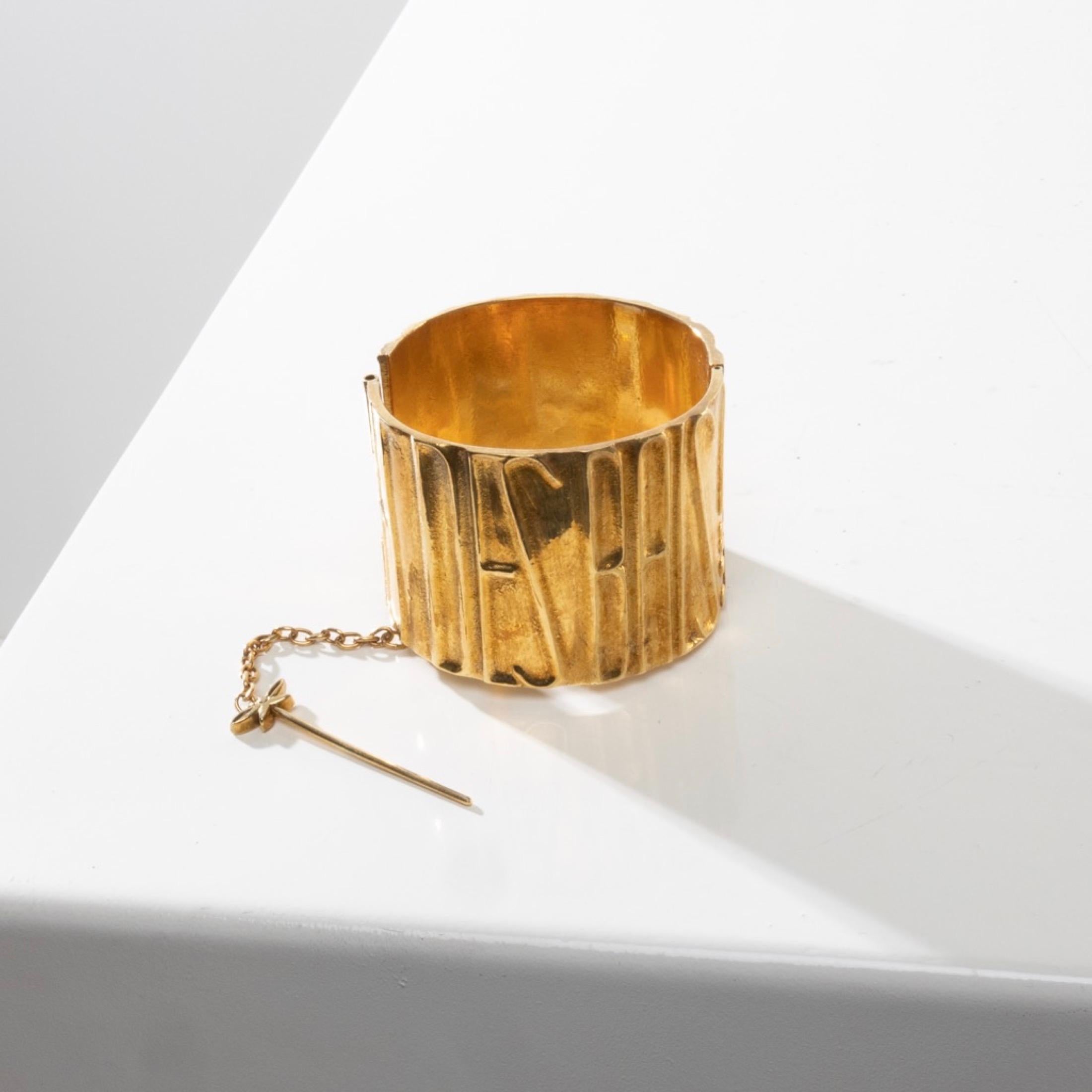 Cuff bracelet made up of two parts of identical dimensions.
“Powder and balls !” is a two-way message imagined by Line Vautrin on the eve of the Second World War.
The first message evoked the powder from a compact to go out at night to the ball,