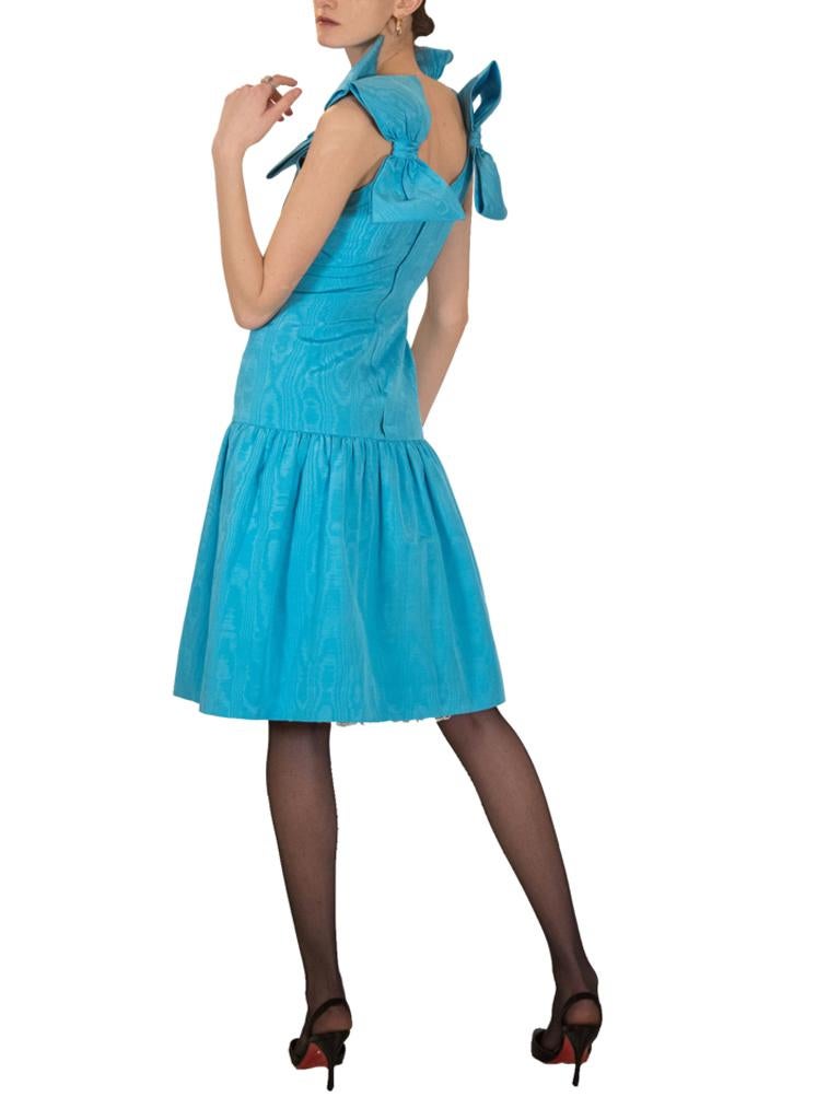 Murray Arbeid Topasblaues Seiden-Moiré-Kleid mit Schleifen 1980er Jahre im Zustand „Gut“ im Angebot in London, GB