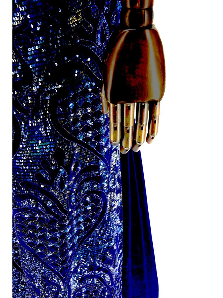 Exquisito vestido de noche de principios de los años 60, de terciopelo de algodón azul marino, completamente adornado con lentejuelas azules iridiscentes que forman estilizados motivos de corazones sagrados. Hay un godet de terciopelo en la parte