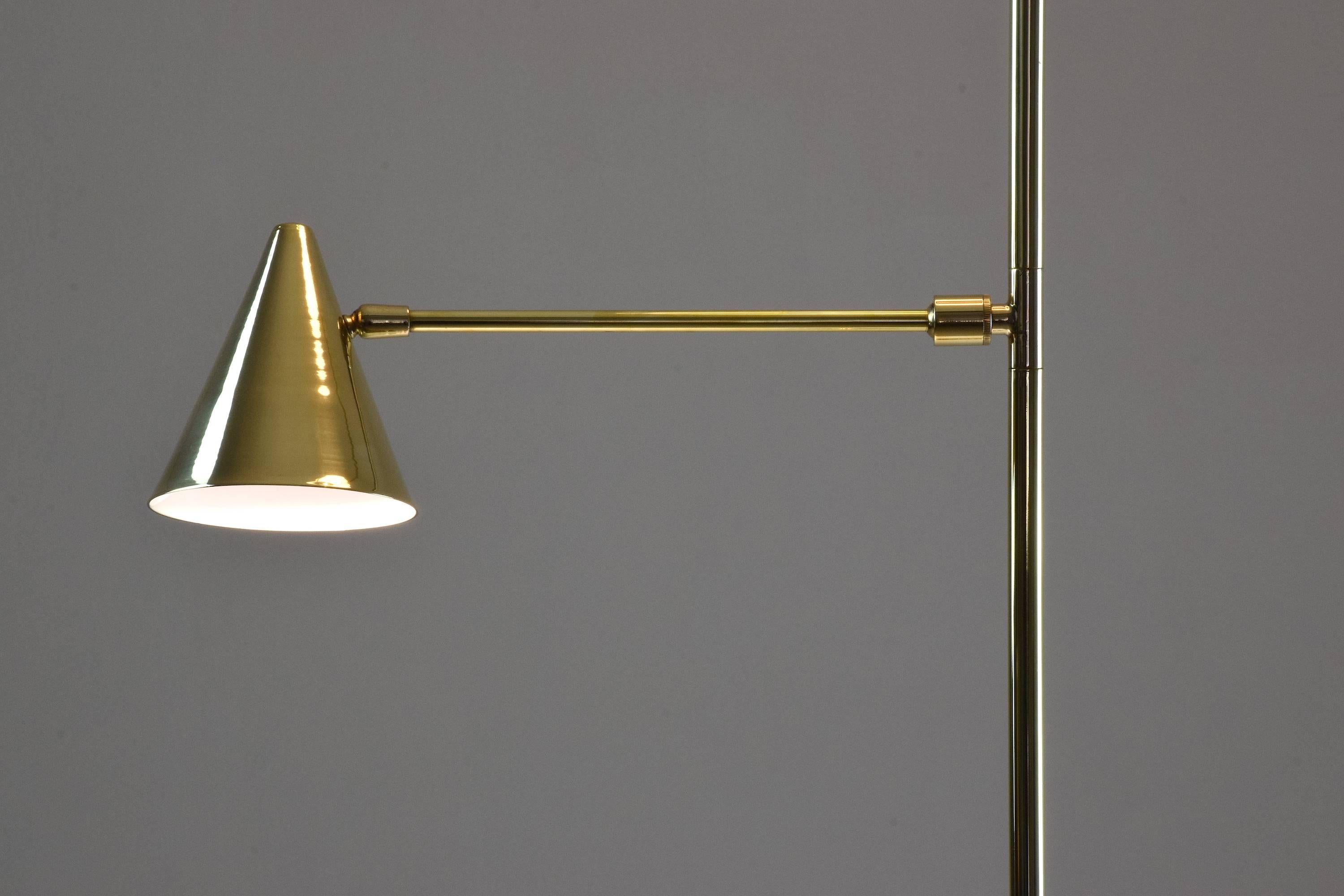 Laiton De-Light F1 lampadaire contemporain à double lumière en laiton, collection Flow en vente