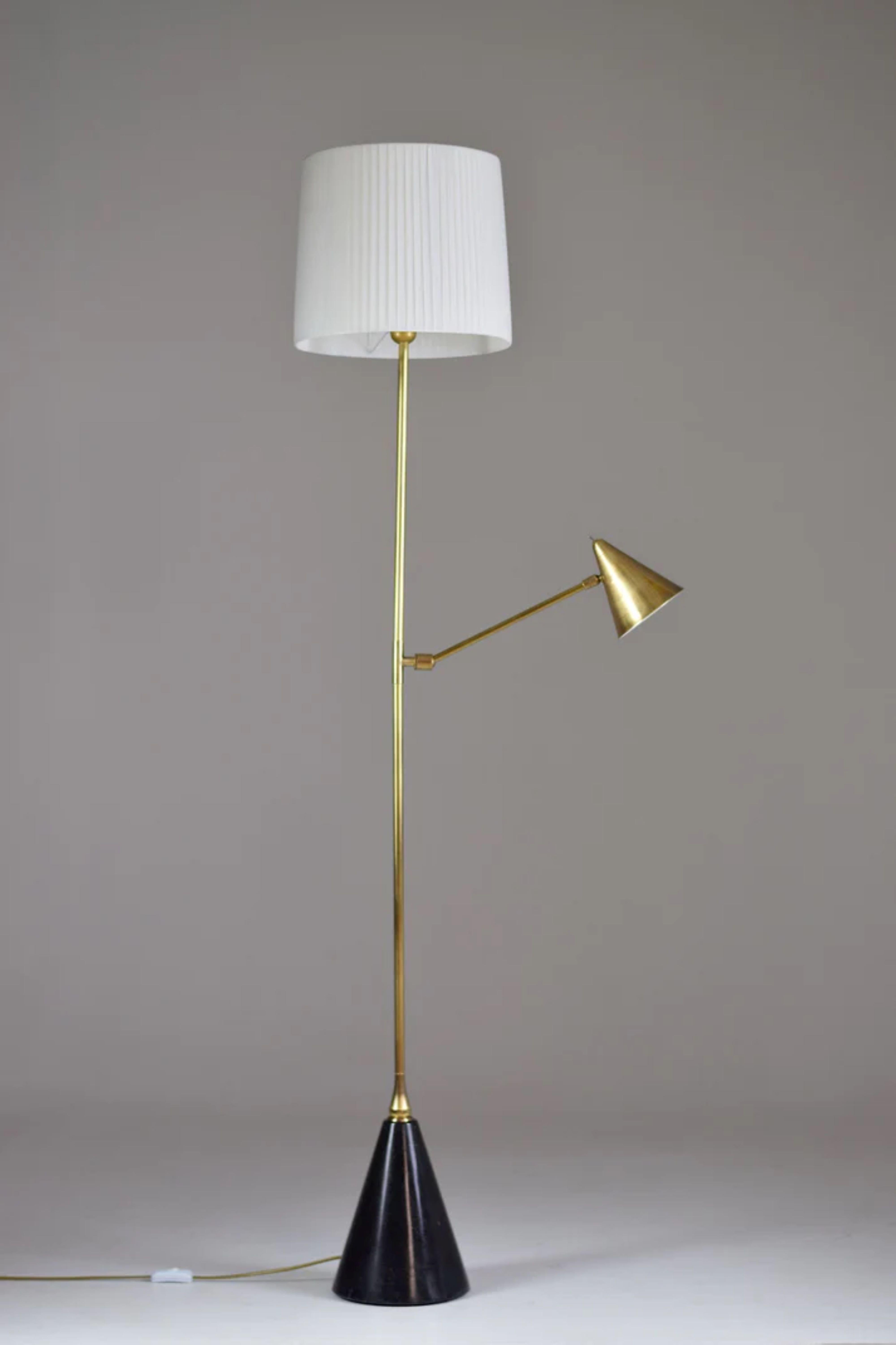 Questa lampada da terra contemporanea su misura è progettata con una luce di lettura posizionata a metà lunghezza che articola un paralume conico in ottone in modo da poter direzionare la luce con facilità. Entrambi i sistemi di illuminazione