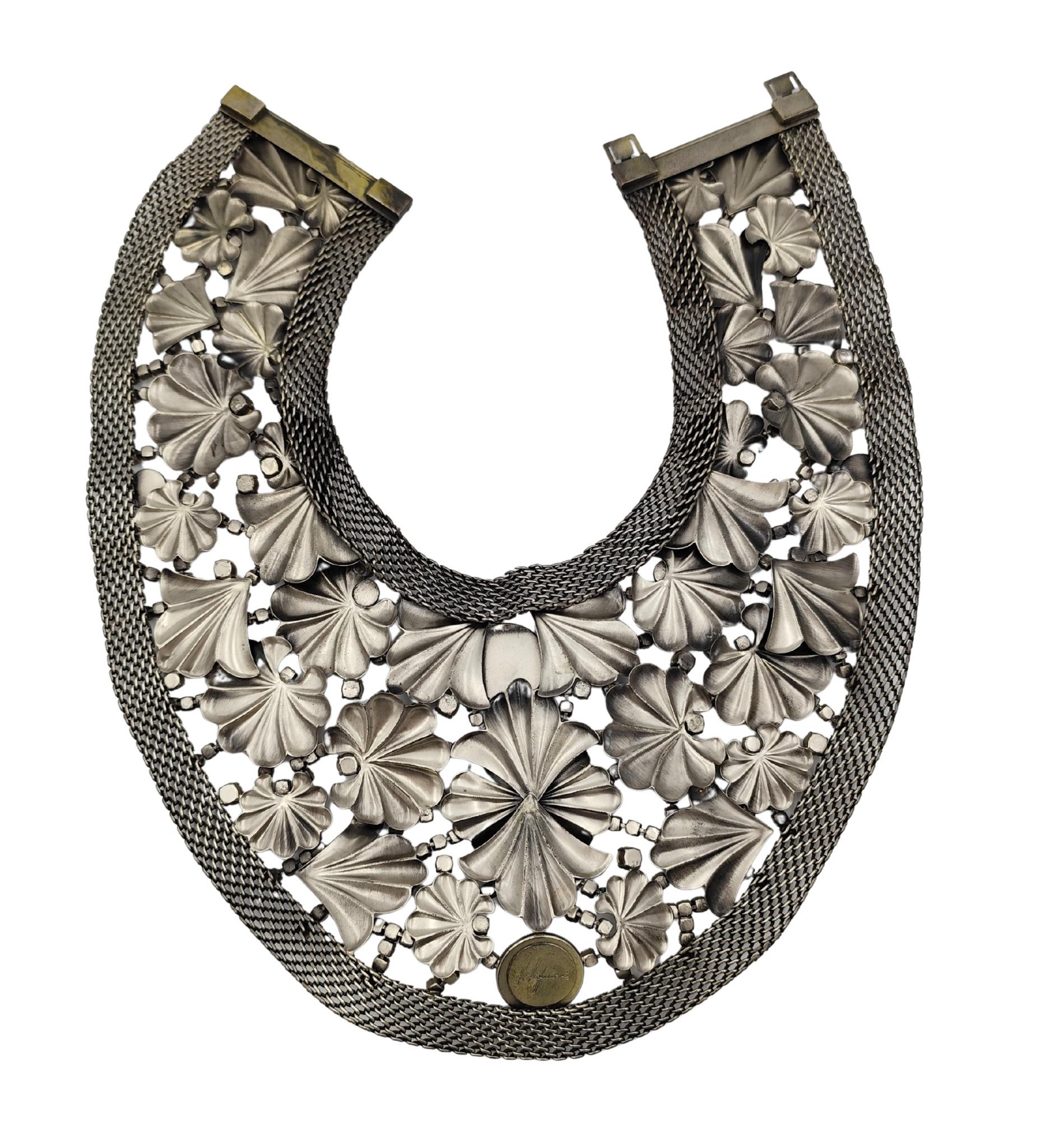 Collar de pecho con diseño de flores azules de metal plateado macizo De Liguoro en venta 11