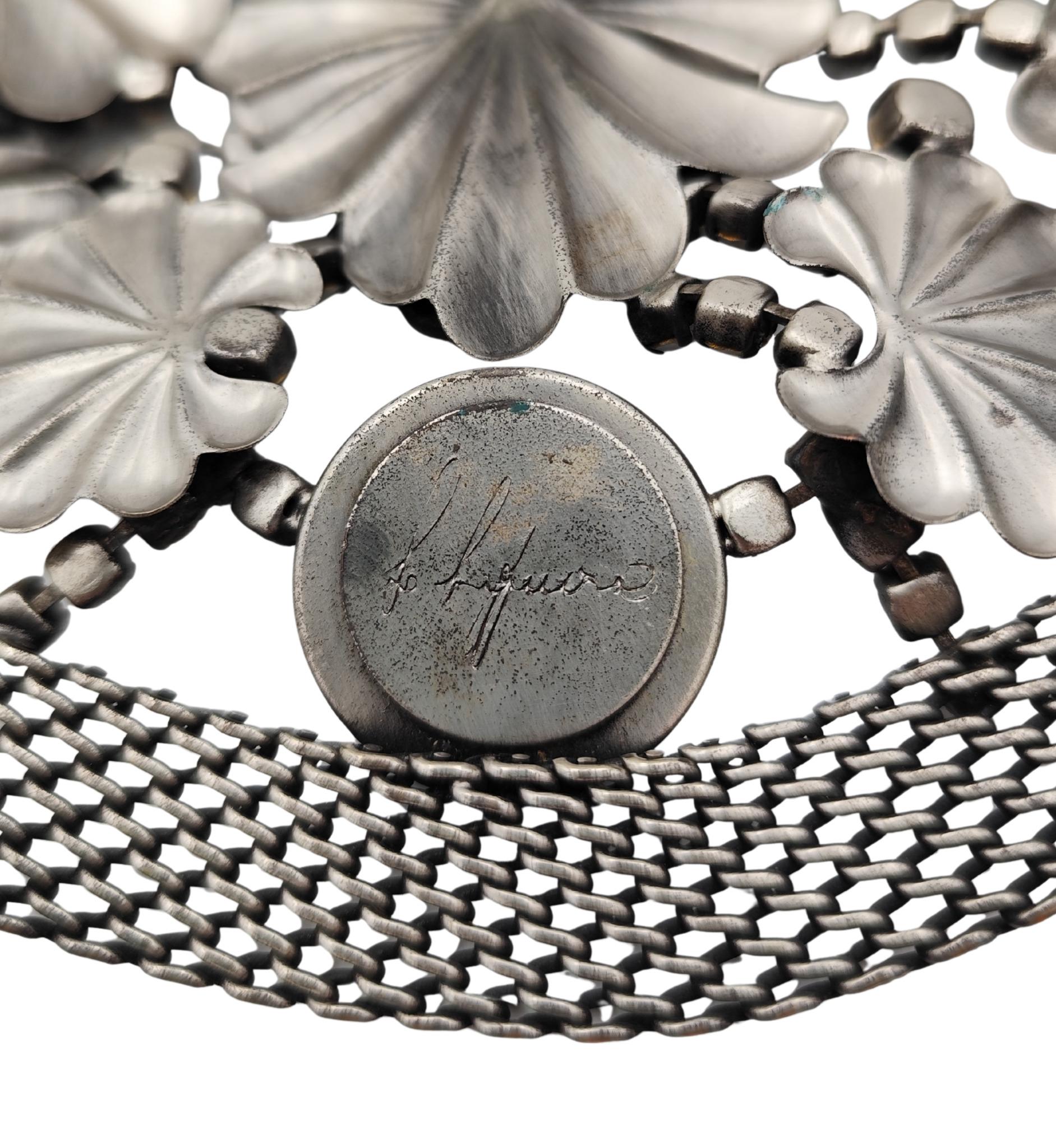 Collar de pecho con diseño de flores azules de metal plateado macizo De Liguoro en venta 12