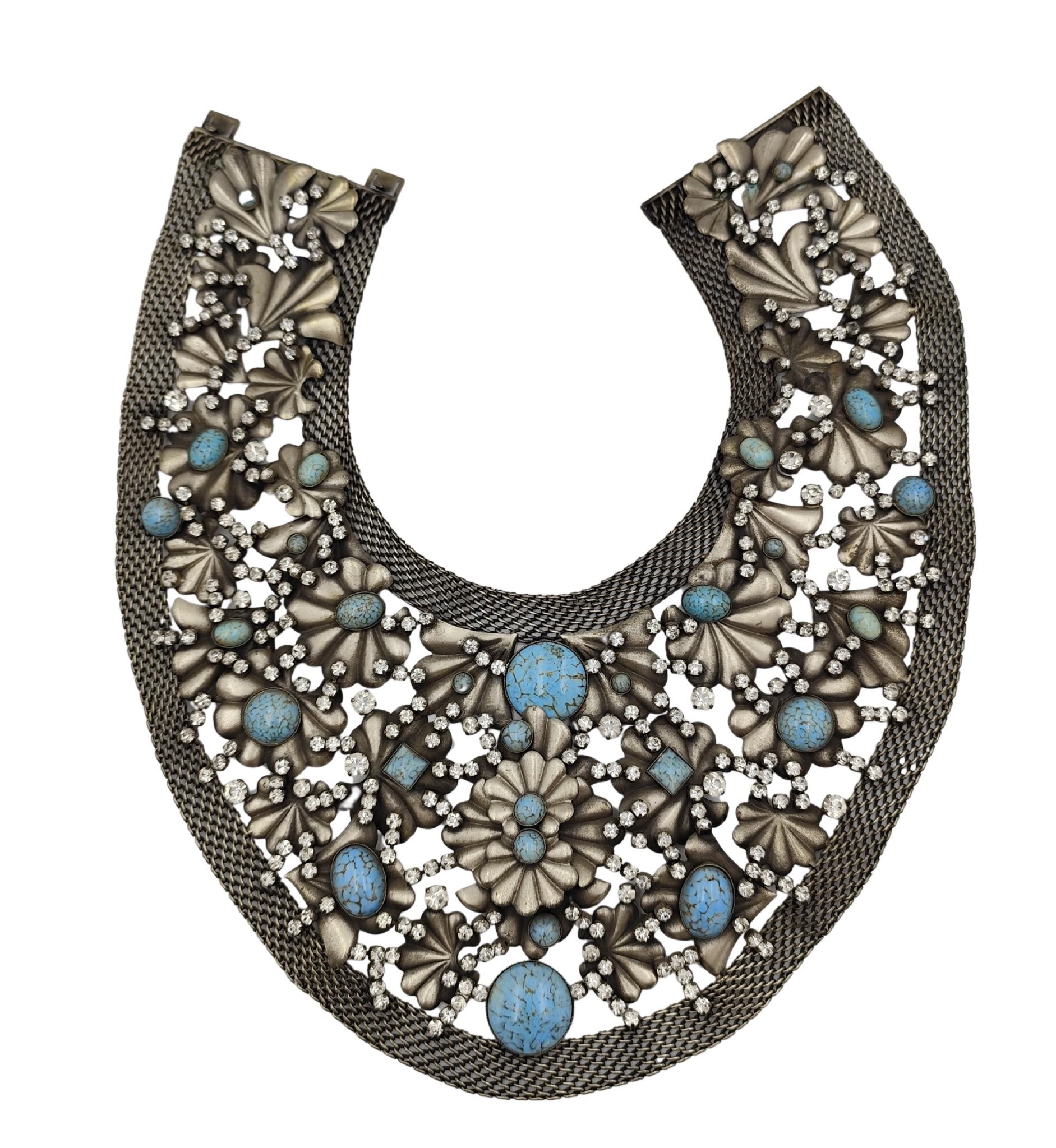 Collar XL De Liguoro
Malla metálica Silver
Flores tridimensionales azul claro y piedras
Pedrería transparente
Cierre con broches de caja
Pesado

Medidas:
perímetro del cuello 45 cm - 17.75 in
longitud 31 cm - 12.5 in
altura delantera 18 cm - 7