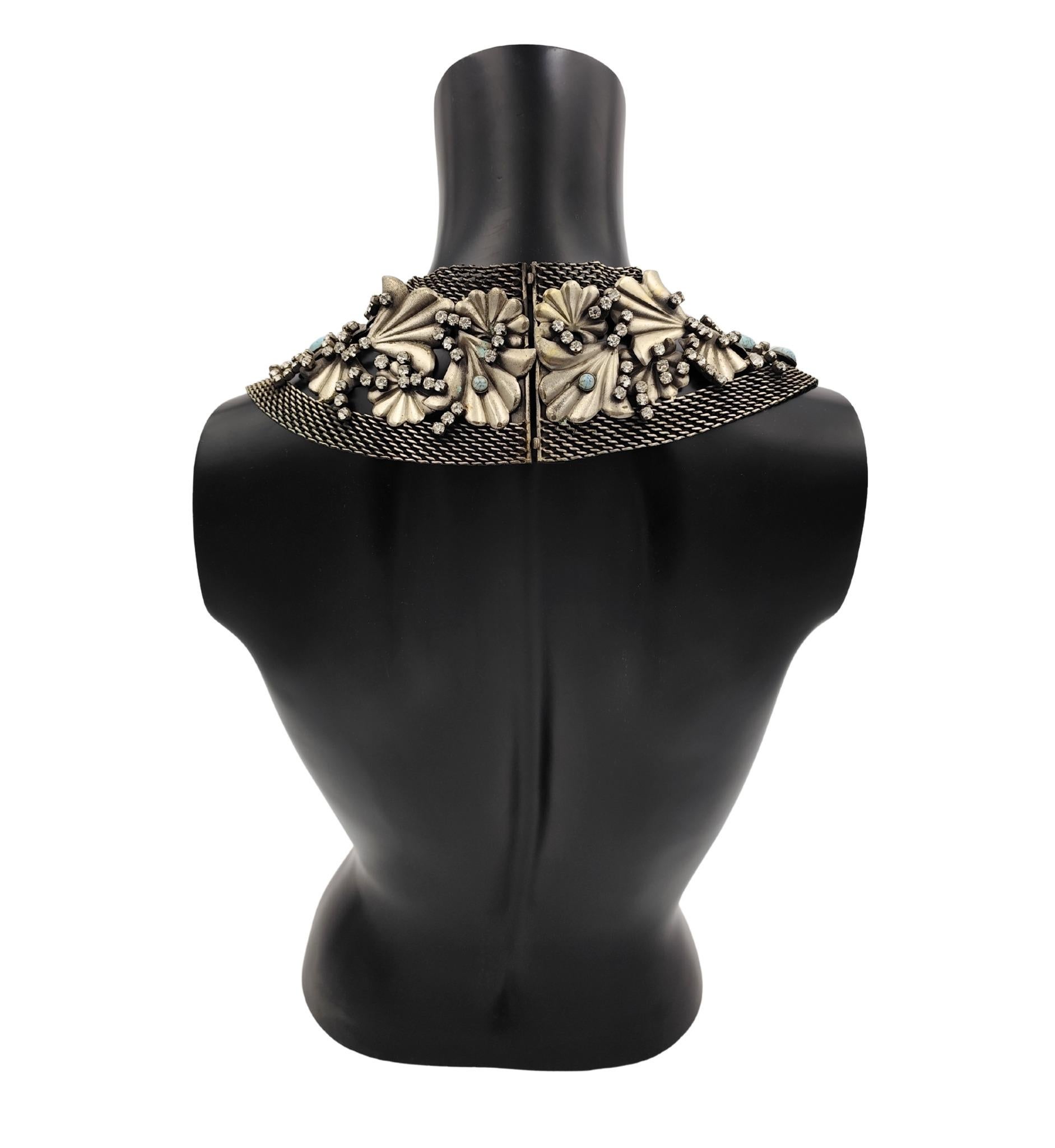 Collar de pecho con diseño de flores azules de metal plateado macizo De Liguoro Negro en venta