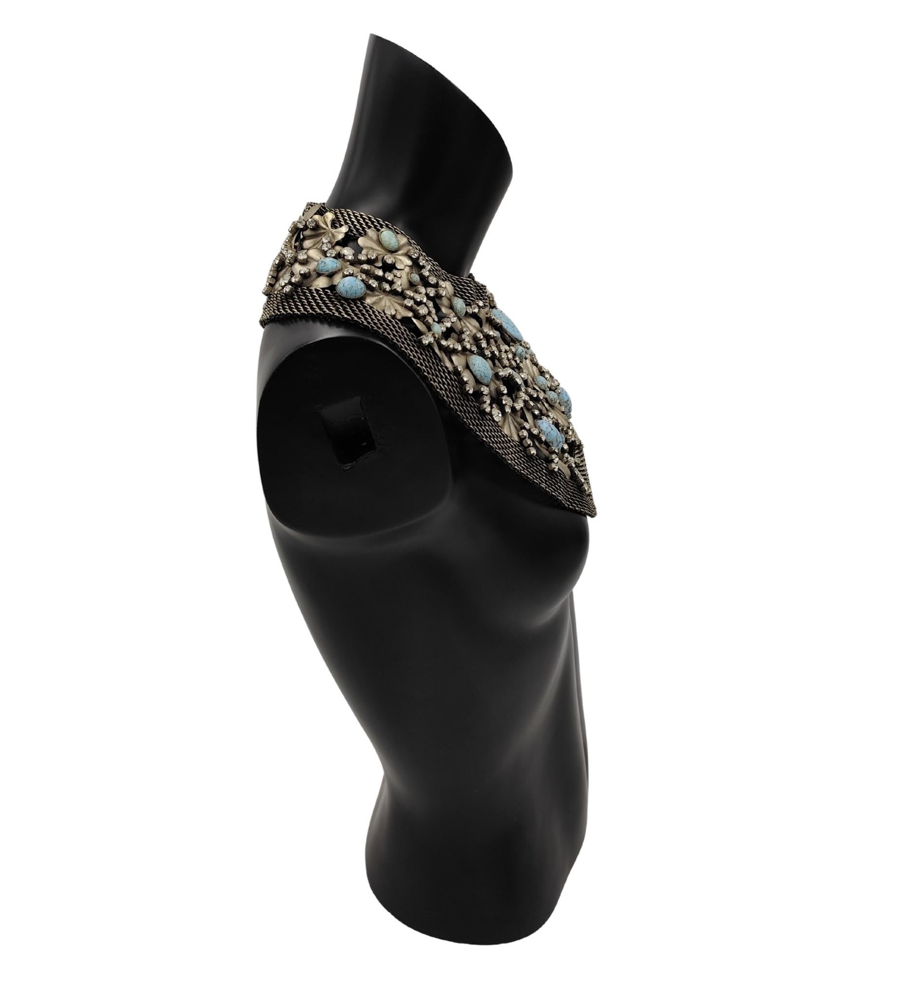 Collar de pecho con diseño de flores azules de metal plateado macizo De Liguoro en Bueno estado para la venta en Milano, IT