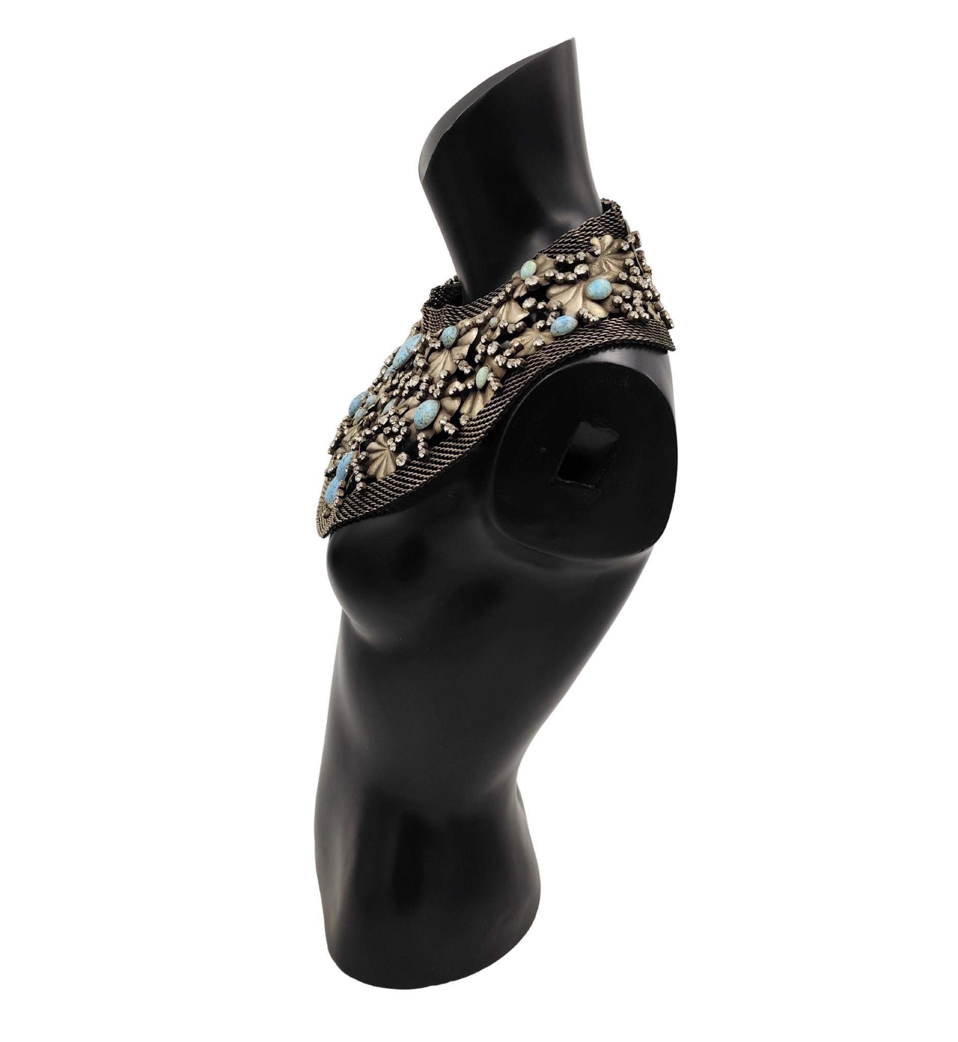 Femenino o masculino Collar de pecho con diseño de flores azules de metal plateado macizo De Liguoro en venta