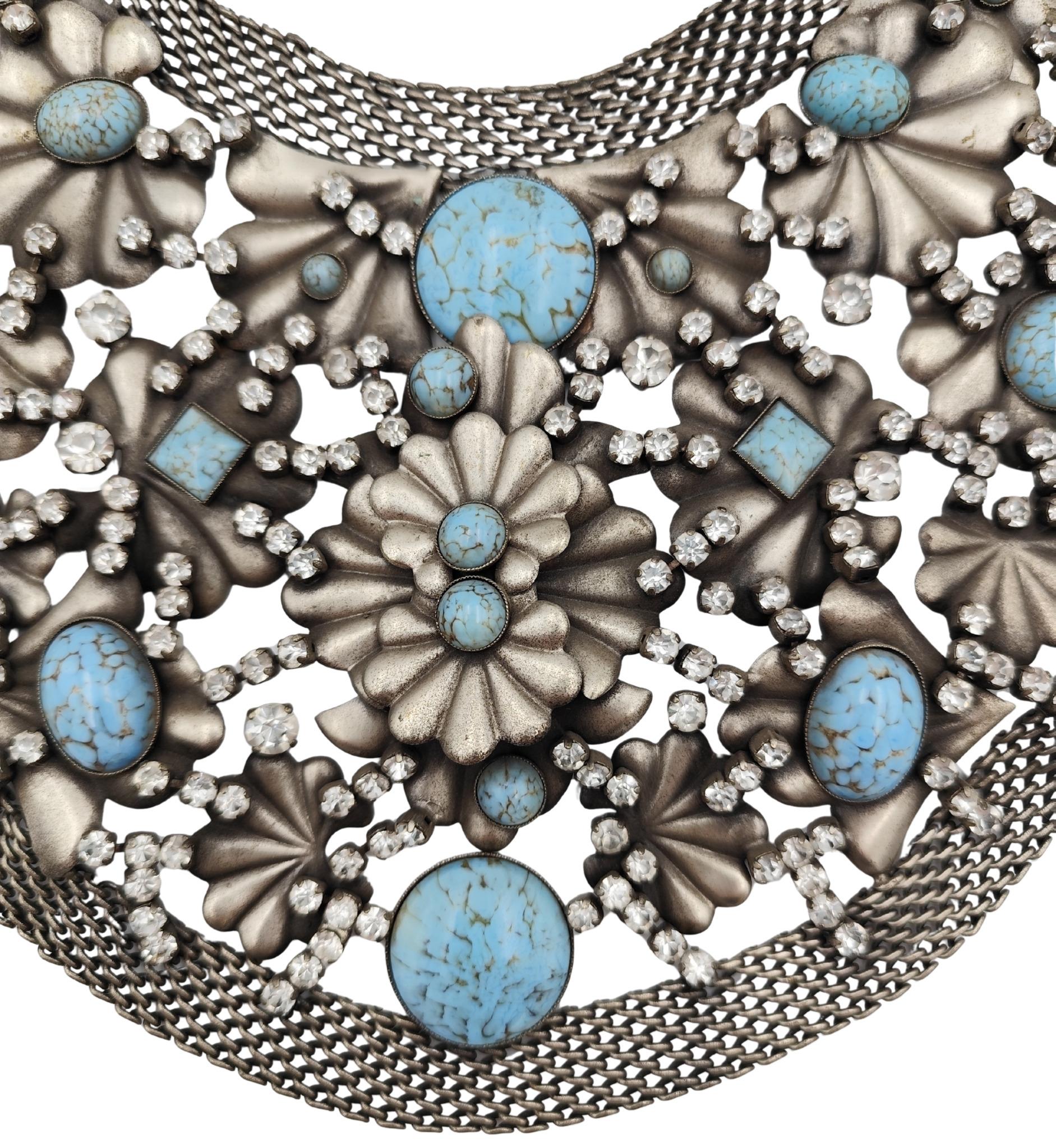 Collar de pecho con diseño de flores azules de metal plateado macizo De Liguoro en venta 1