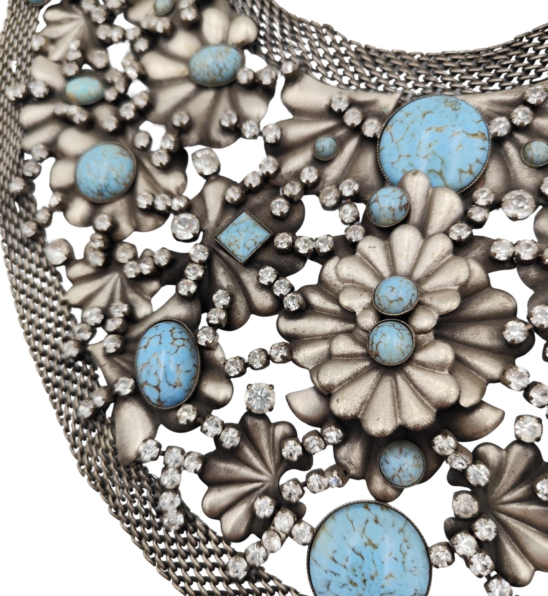 Collar de pecho con diseño de flores azules de metal plateado macizo De Liguoro en venta 2